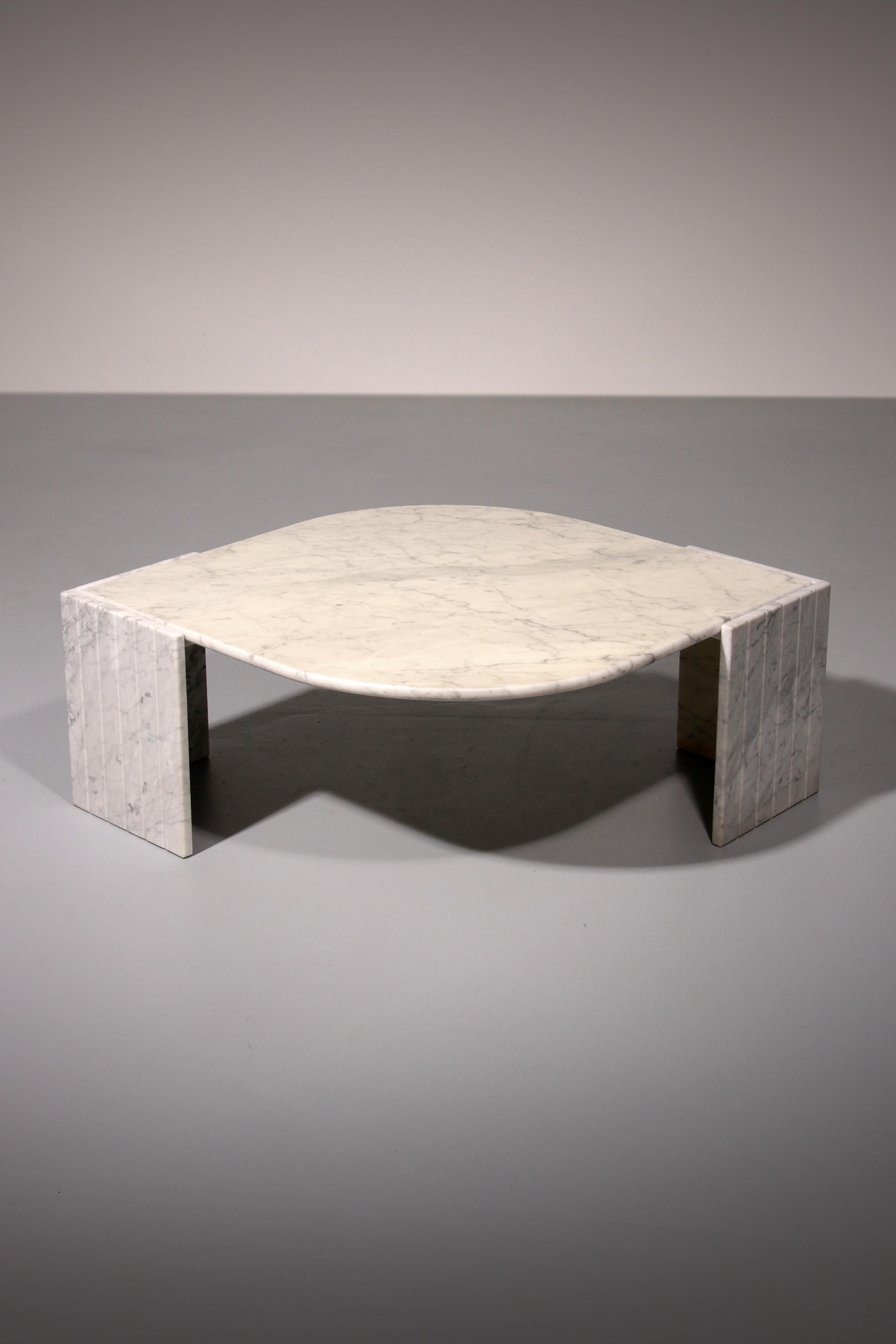 Mesa de centro italiana de mármol en forma de lágrima, años 80 Moderno de mediados de siglo en venta