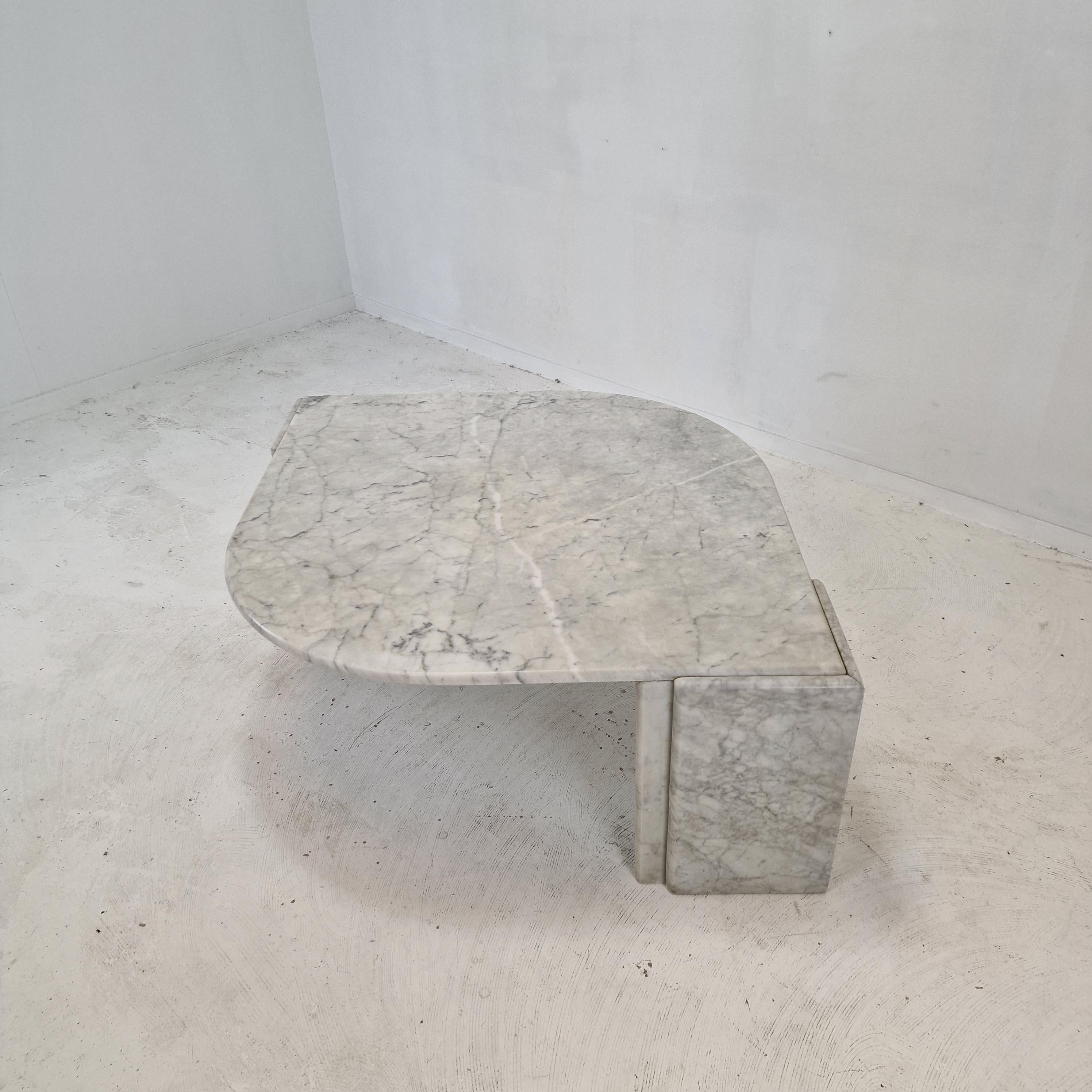 Hand-Crafted Italian Teardrop Shaped Marble Coffee Table, 1980s For Sale
