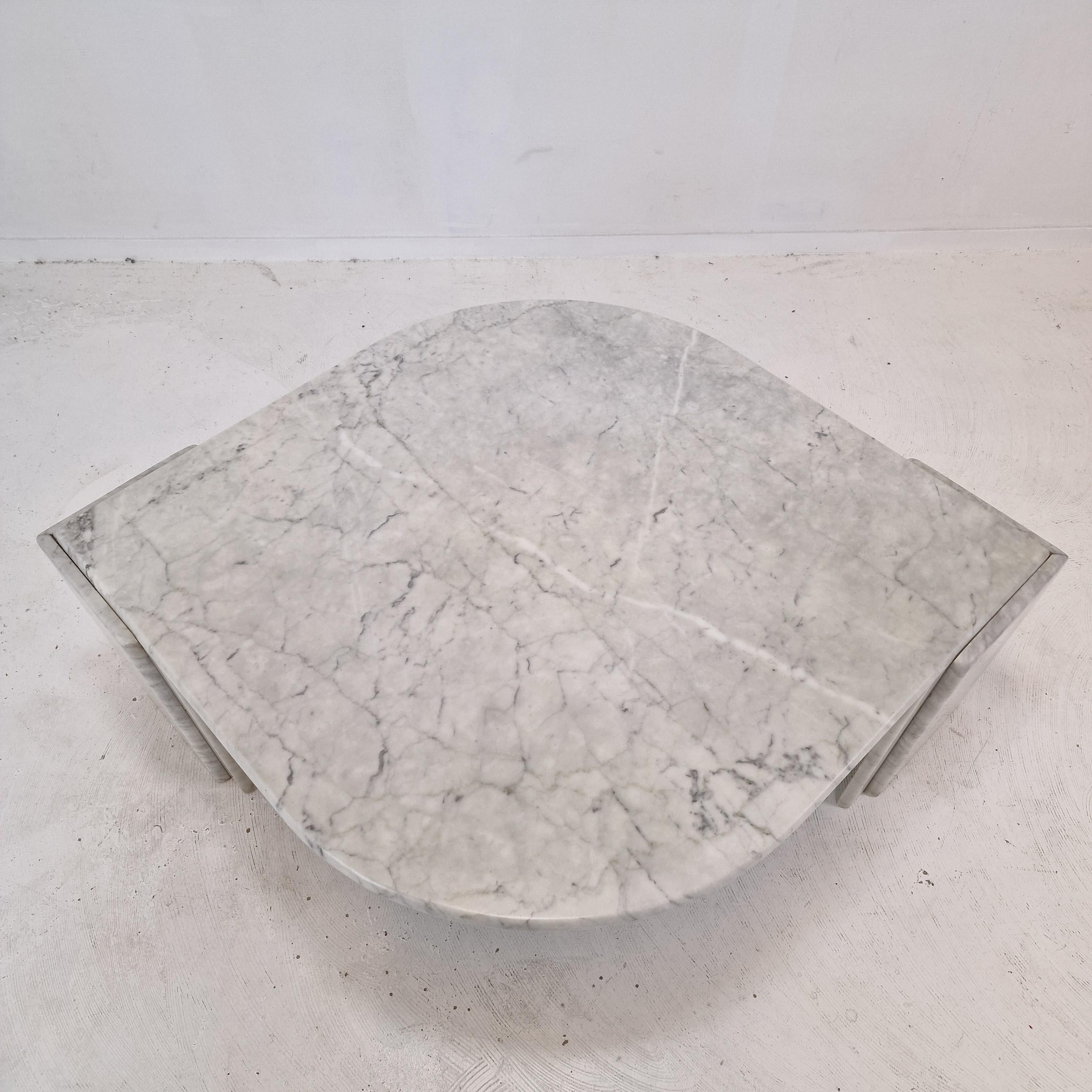 Italian Teardrop Shaped Marble Coffee Table, 1980s In Good Condition For Sale In Oud Beijerland, NL