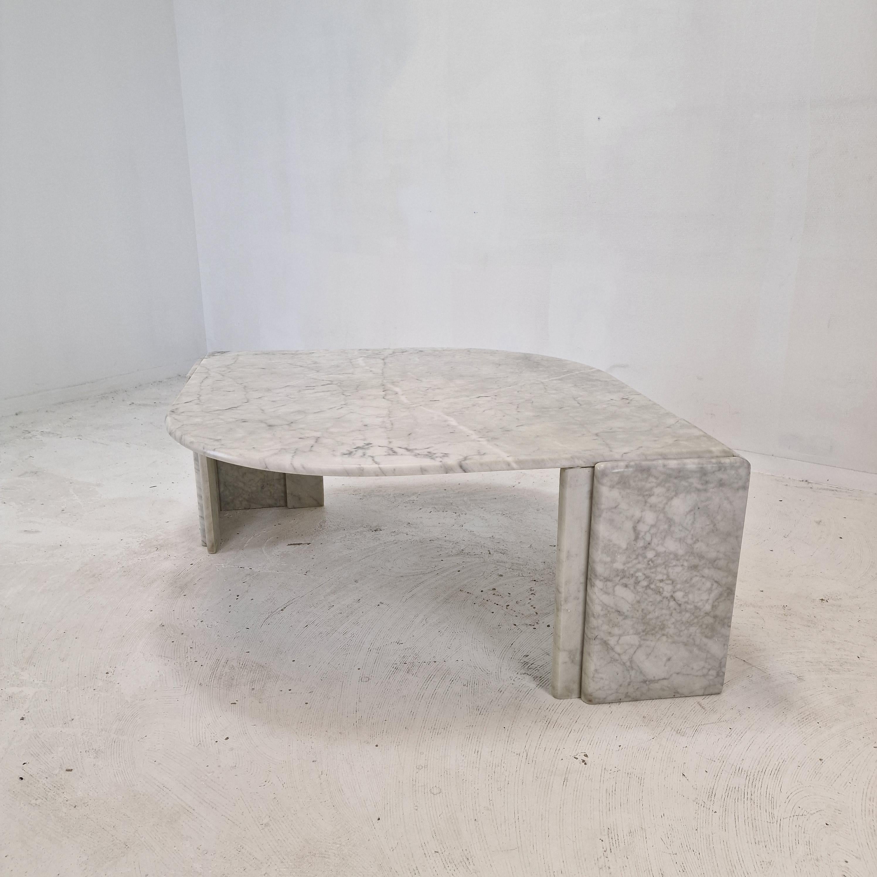 Late 20th Century Italian Teardrop Shaped Marble Coffee Table, 1980s For Sale