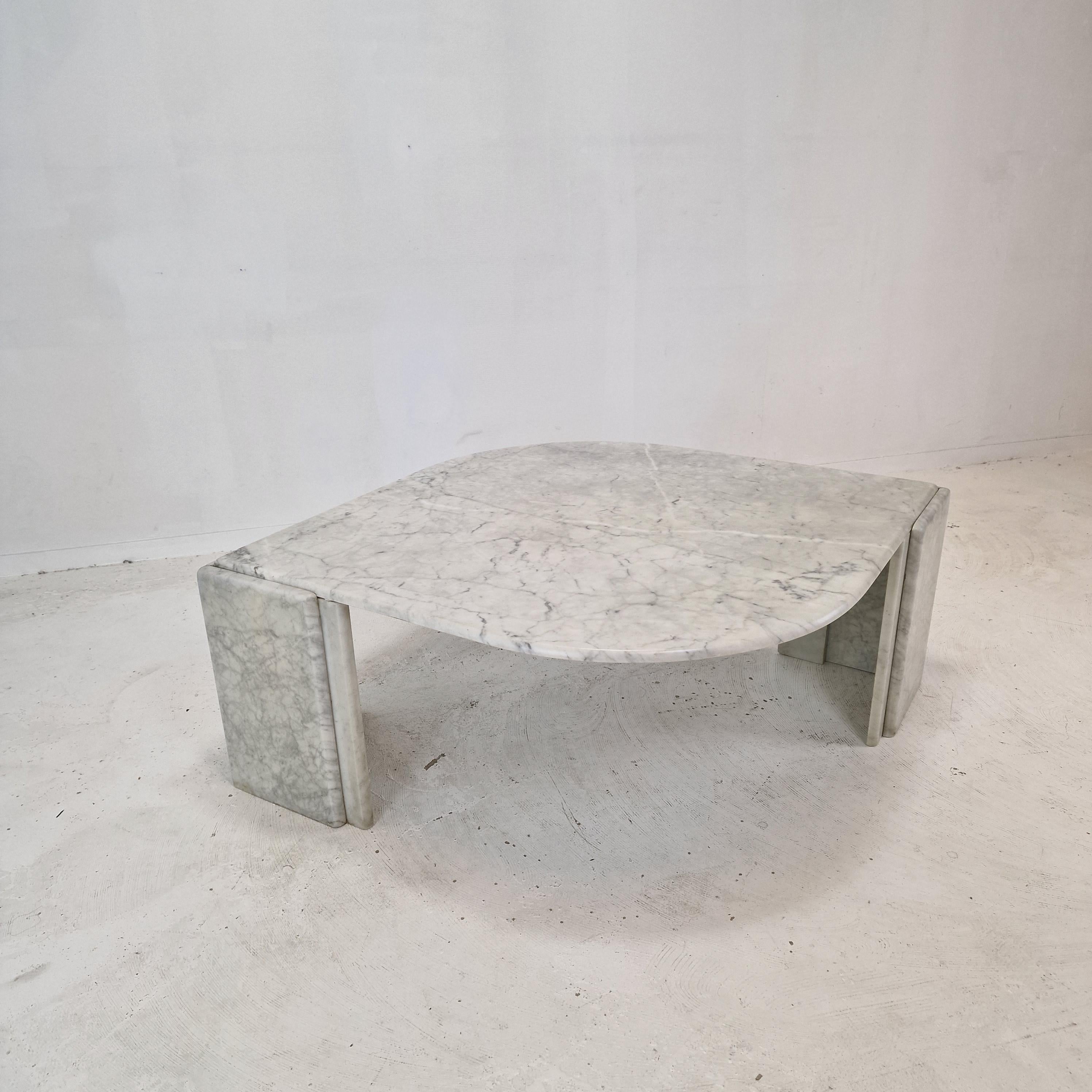 Table basse italienne en marbre en forme de goutte d'eau, années 1980 en vente 1