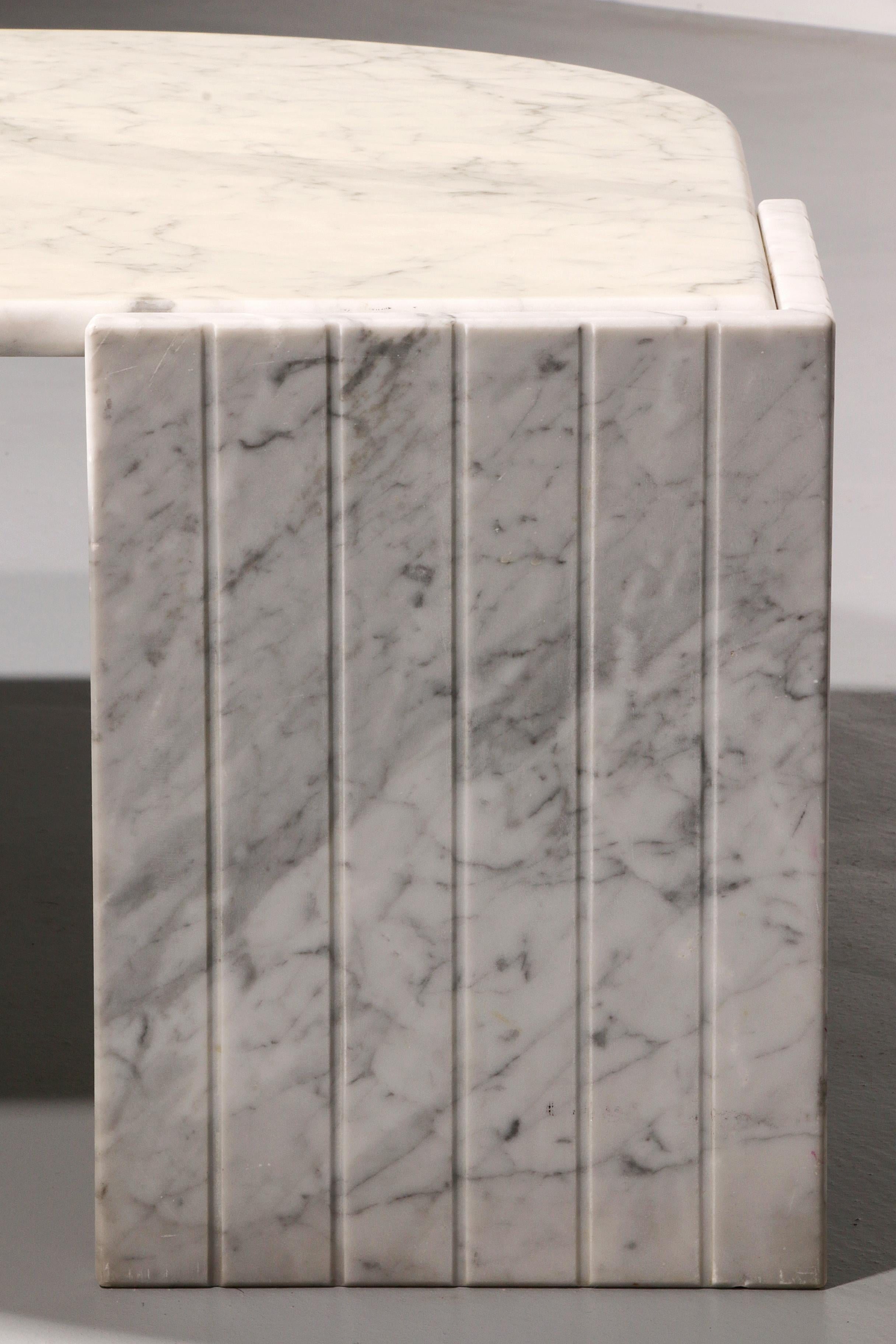 Mesa de centro italiana de mármol en forma de lágrima, años 80 en venta 2