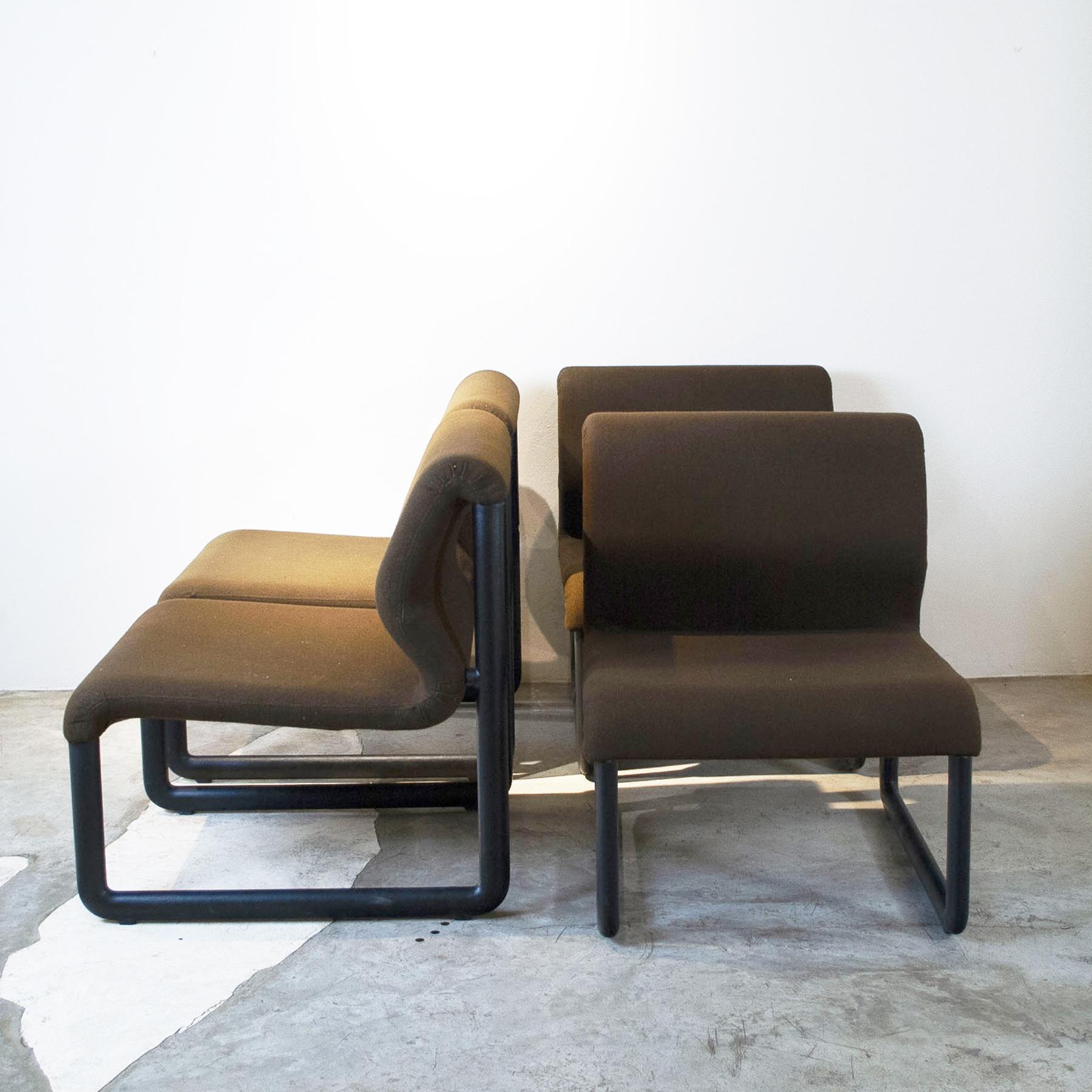 Ensemble de quatre fauteuils en tecno italien, années 80 en vente 1