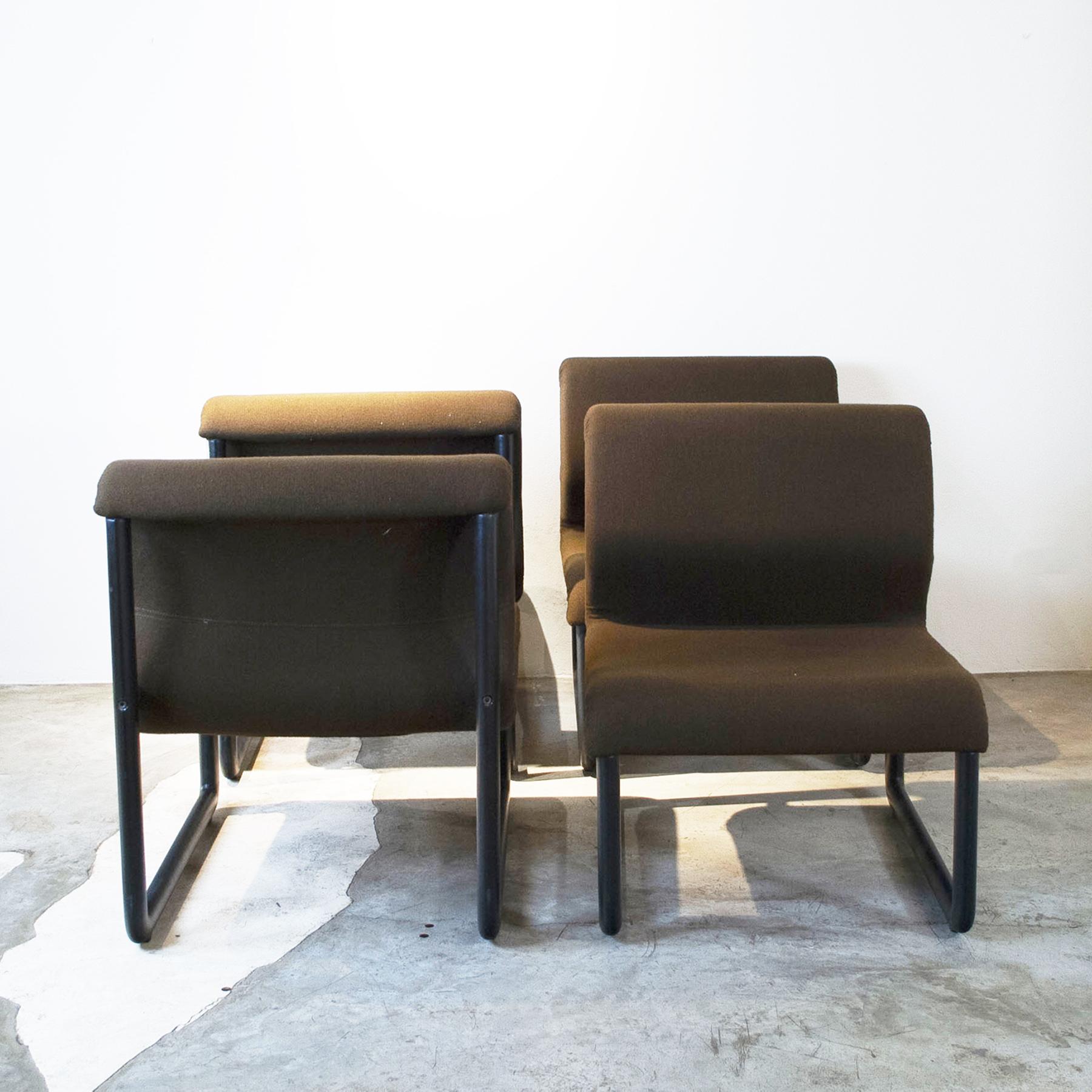 Ensemble de quatre fauteuils en tecno italien, années 80 en vente 2