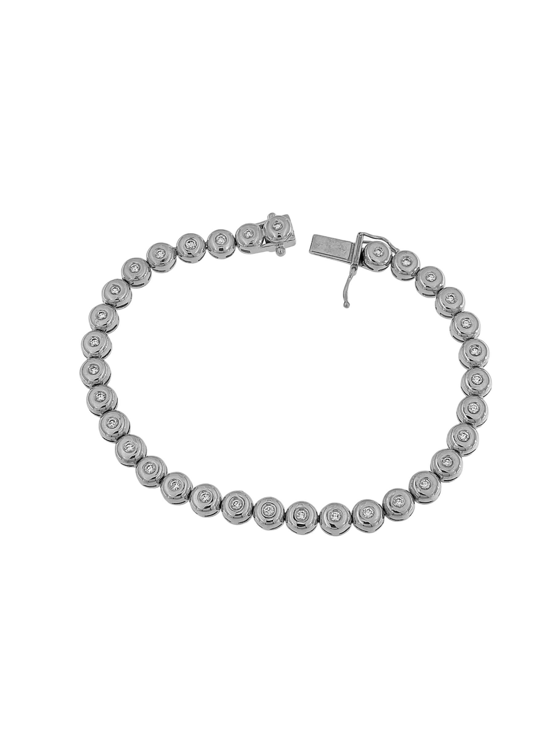 Questo bracciale tennis italiano è un gioiello elegante e sorprendente che mette in mostra la bellezza e la brillantezza dei diamanti. Realizzato in lussuoso oro bianco 18kt, questo bracciale emana un'eleganza e una raffinatezza senza tempo.

Il