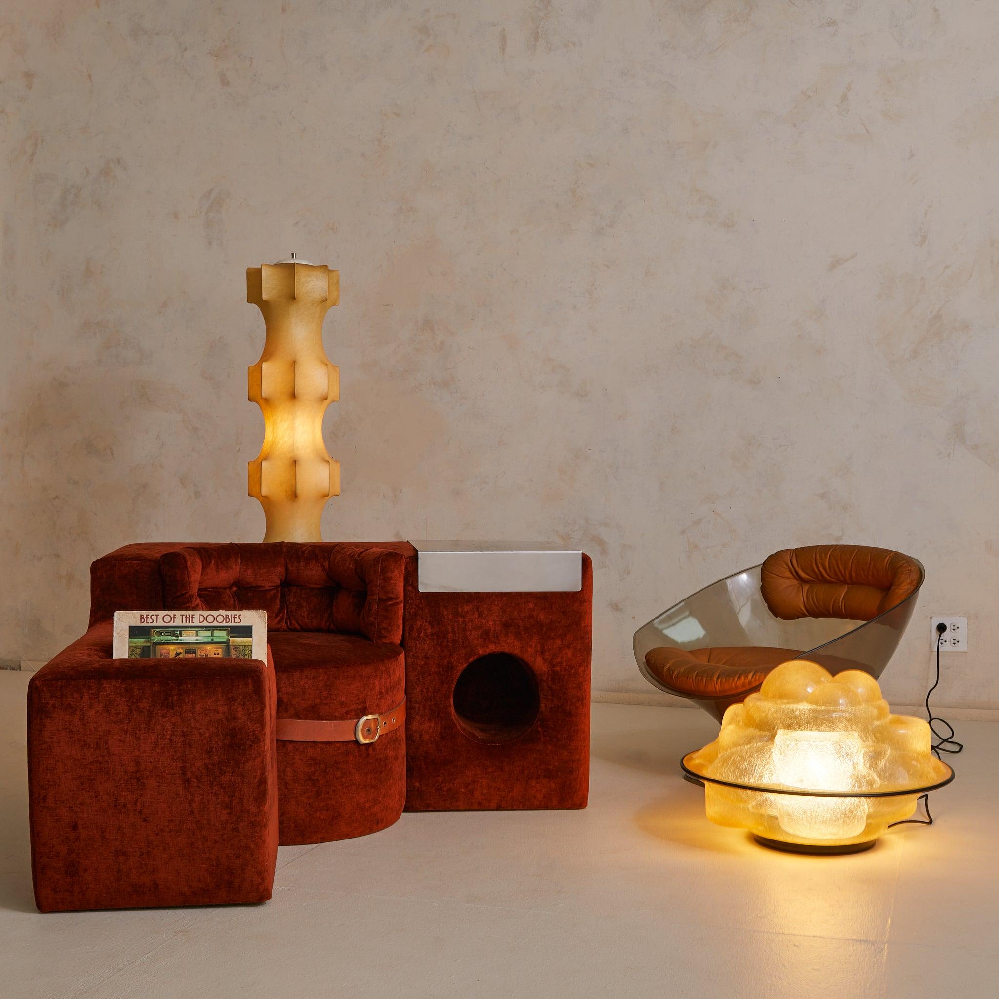 Questa rara panca angolare 'Teorema' del designer italiano Guido Faleschini emana un design radicale degli anni '70. Creato originariamente per i4Mariani nel 1974, il pezzo è composto da tre elementi che si intersecano: una seduta circolare