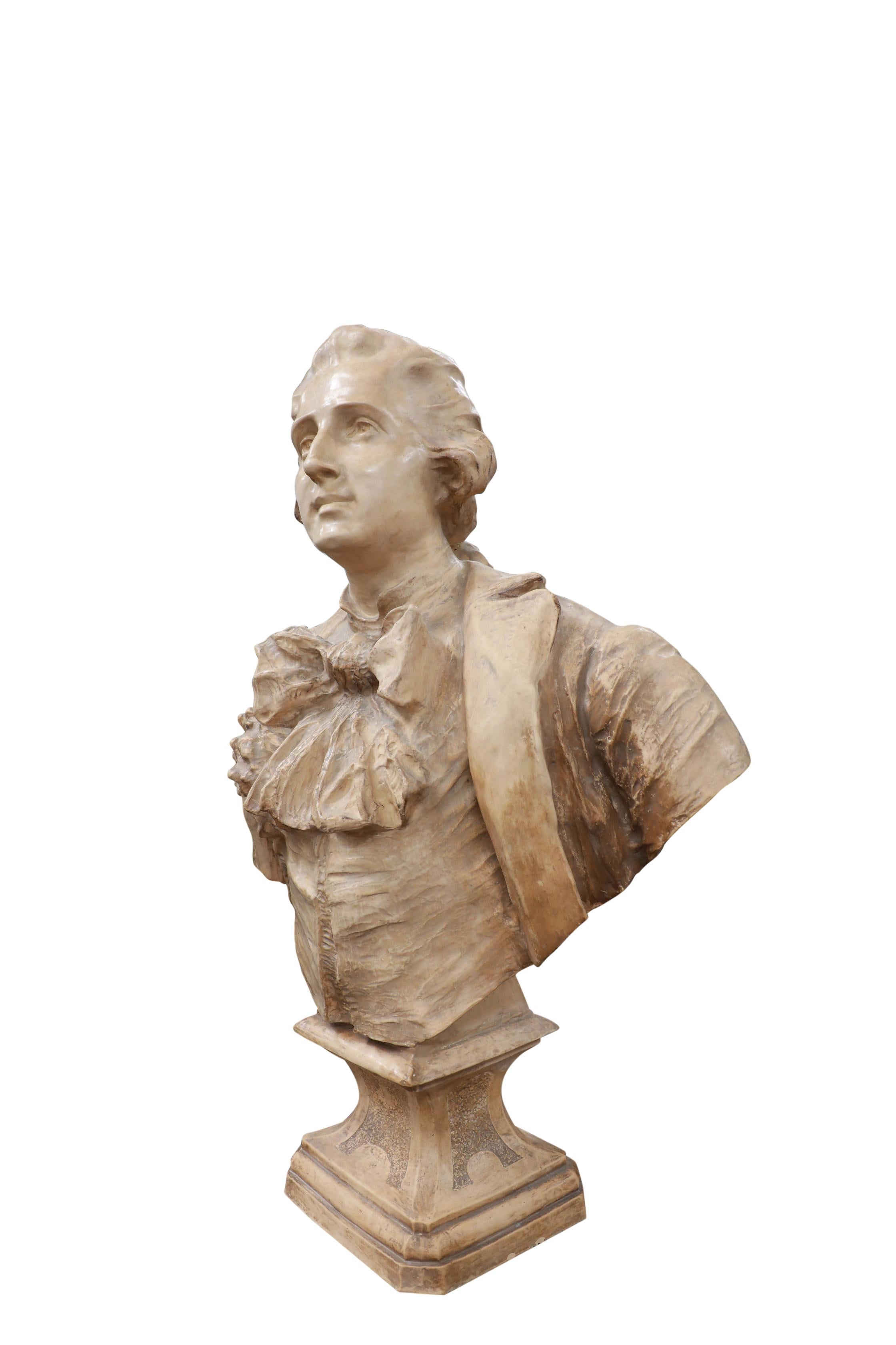 Busto in terracotta di un importante signore con piedistallo più recente proveniente da una grande villa del Nord Italia, circa 1920. Piedistallo in terracotta di 4 piedi non raffigurato.