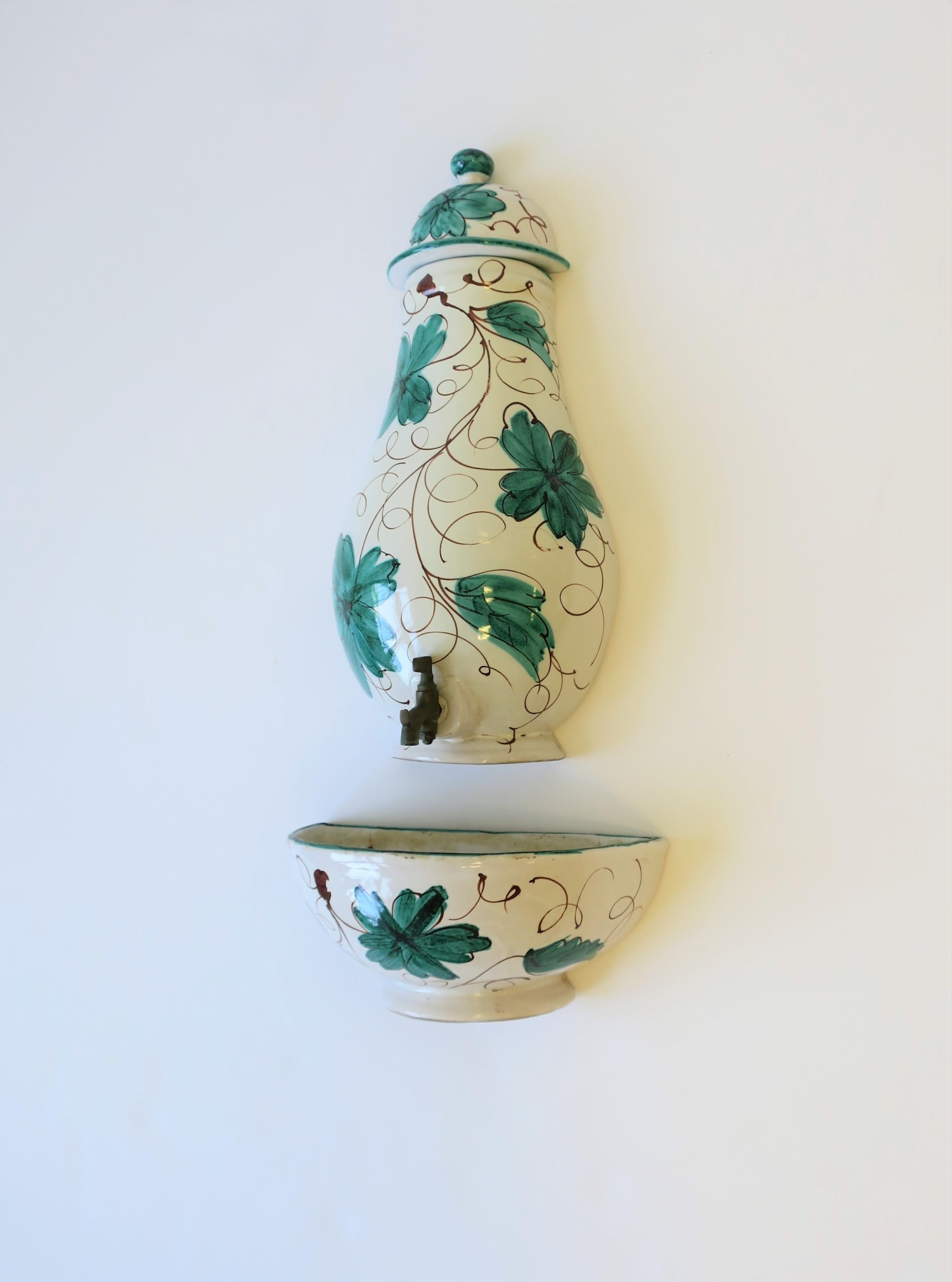 Italienischer weißer Terrakotta-Keramik-Gartenbrunnen mit grünen Blättern (20. Jahrhundert) im Angebot