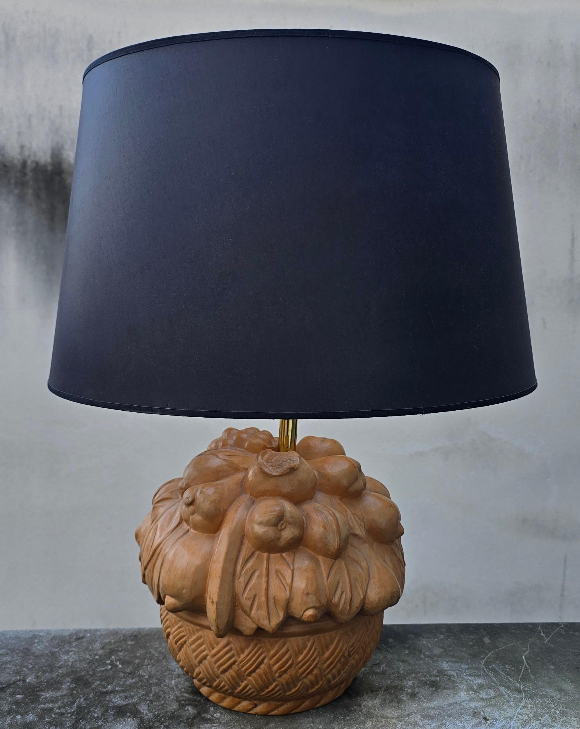 Lampe de table en terre cuite sculptée à la main, Italie, années 1950, en forme de corbeille de fruits classique débordante. 

Cette lampe de table sculpturale en terre cuite a été fabriquée en Italie dans les années 1950. La base a la forme d'une