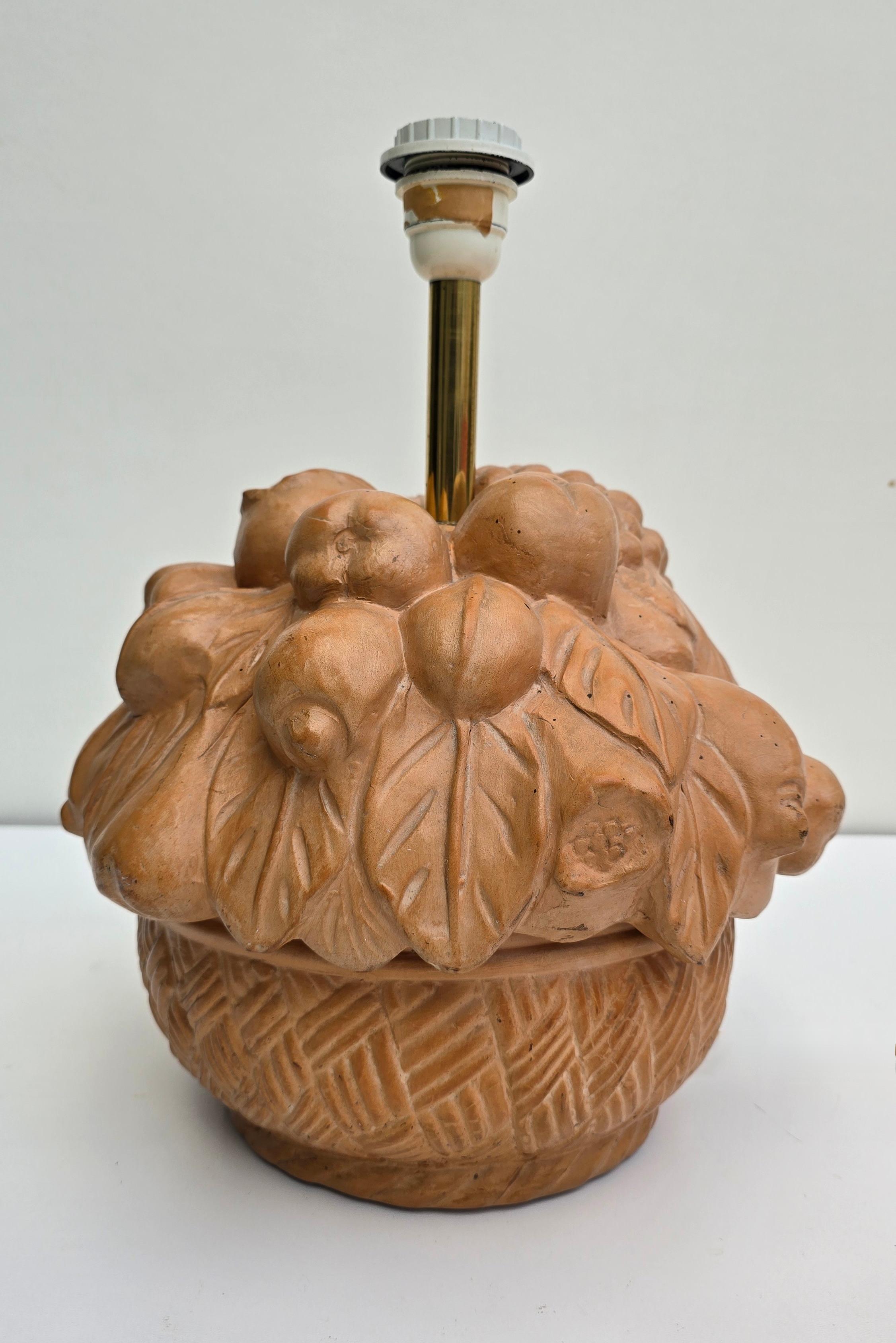 Mid-Century Modern Lampe de table italienne en terre cuite avec panier de fruits, années 1950 en vente