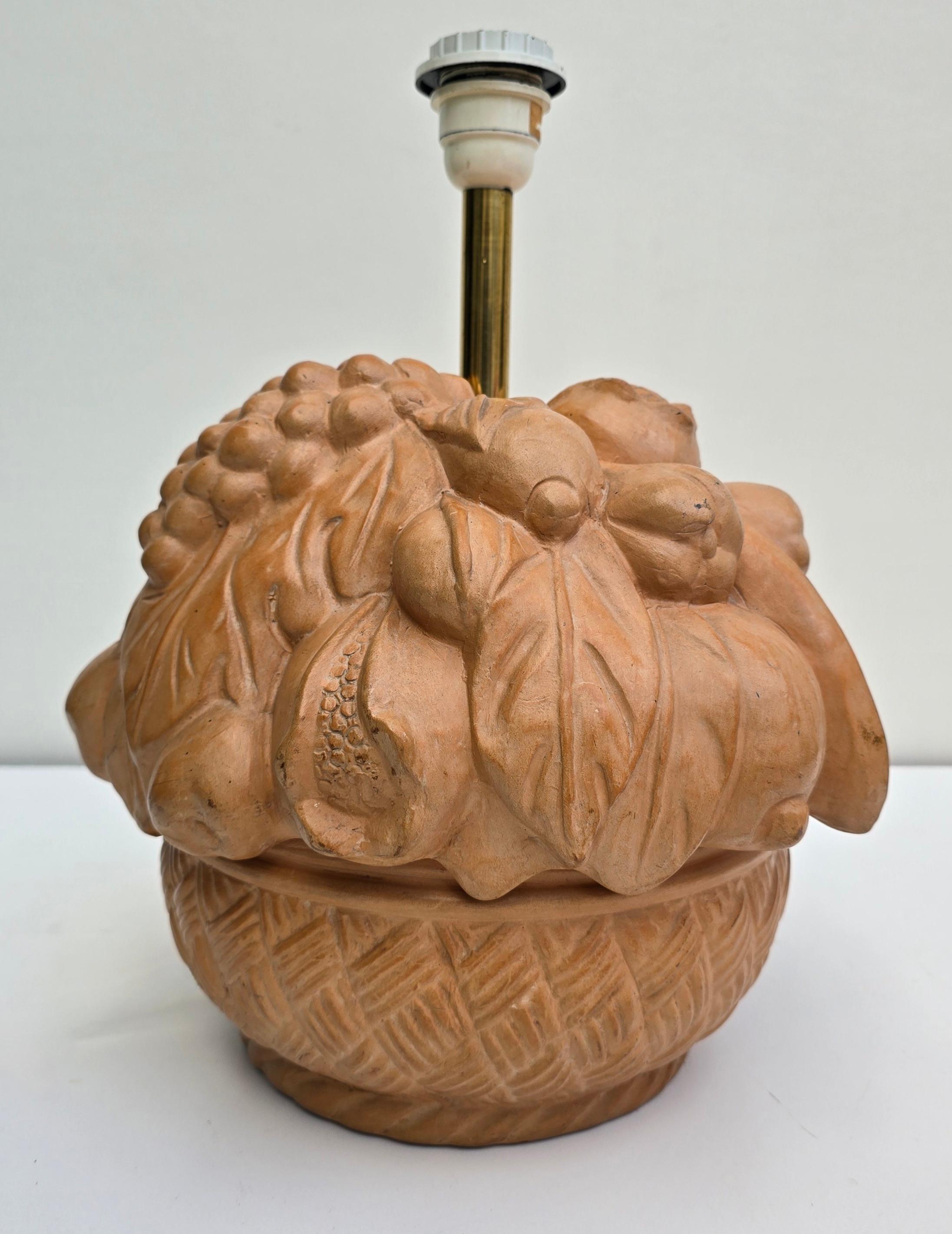 Lampe de table italienne en terre cuite avec panier de fruits, années 1950 Bon état - En vente à Antwerp, BE