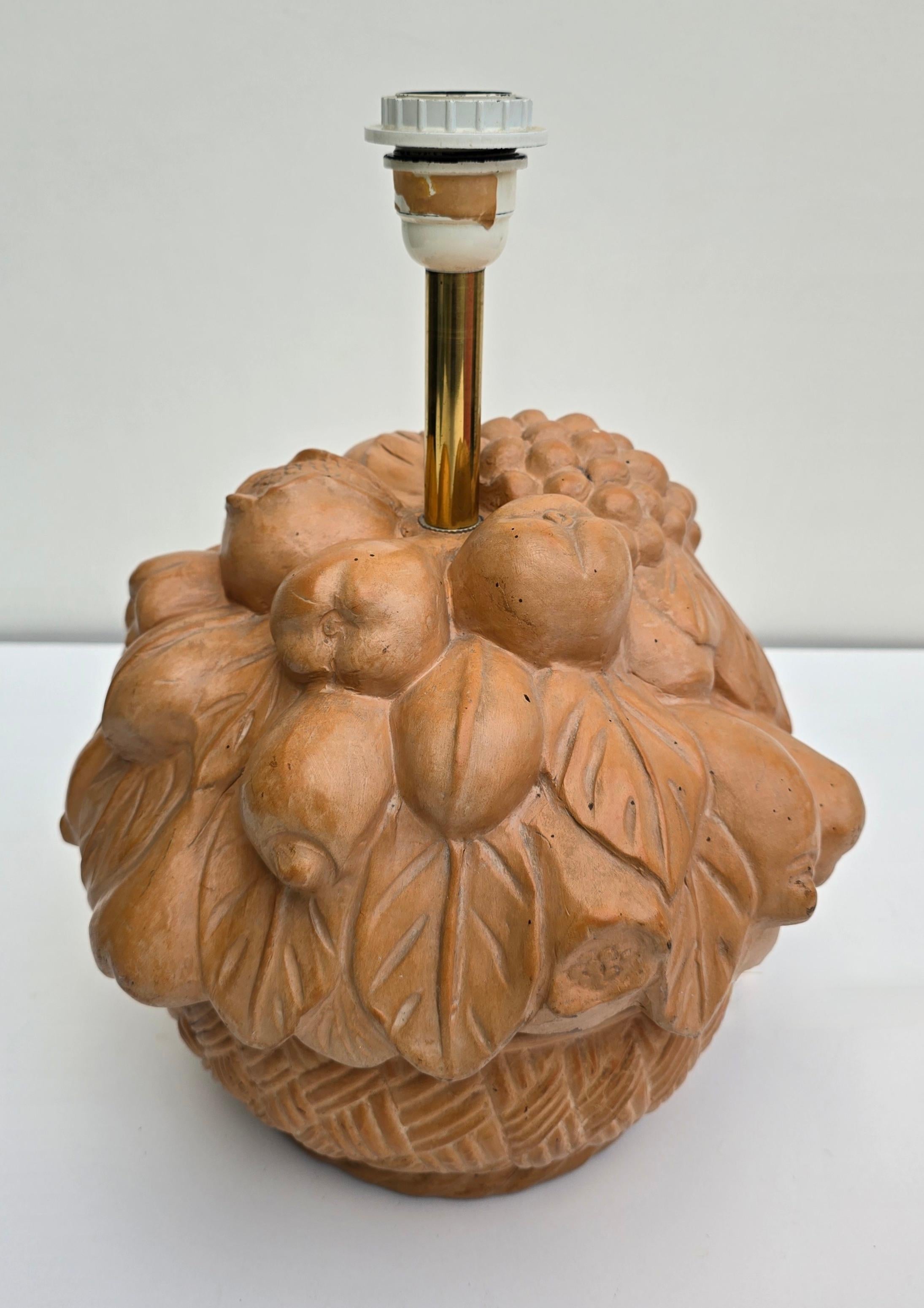 20ième siècle Lampe de table italienne en terre cuite avec panier de fruits, années 1950 en vente