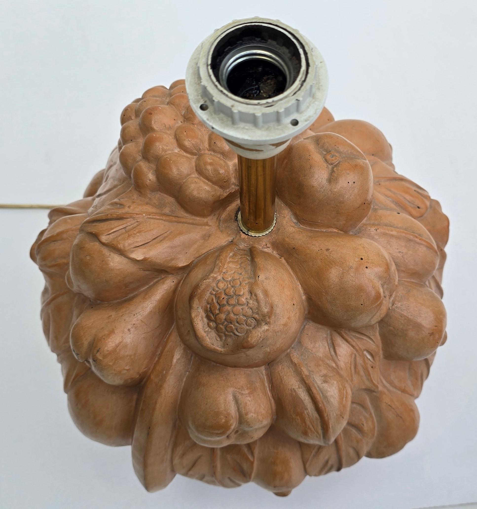 Laiton Lampe de table italienne en terre cuite avec panier de fruits, années 1950 en vente