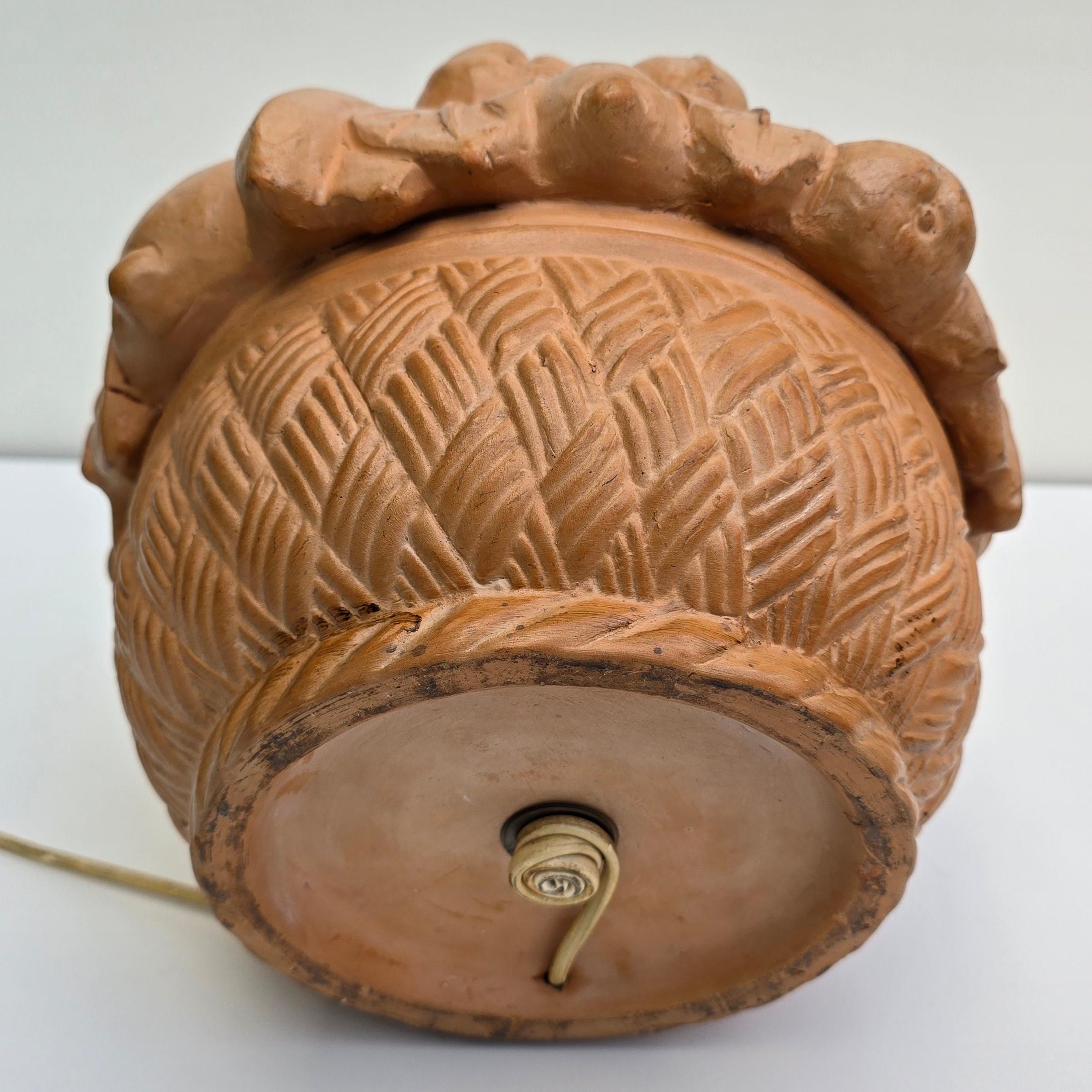 Lampe de table italienne en terre cuite avec panier de fruits, années 1950 en vente 1