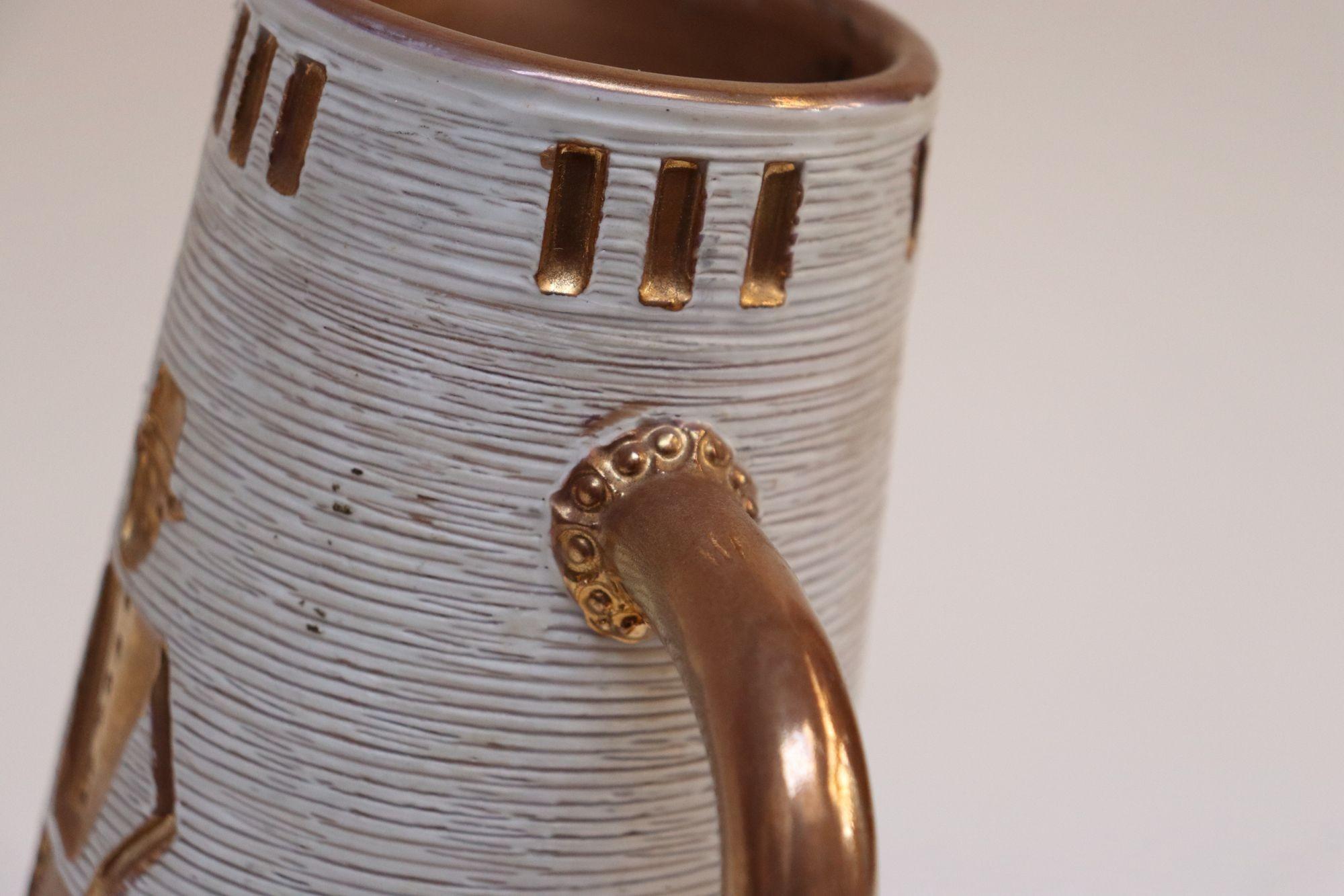 Brocca italiana in terracotta smaltata in oro con figure incise dei Fratelli Fanciullacci in vendita 4