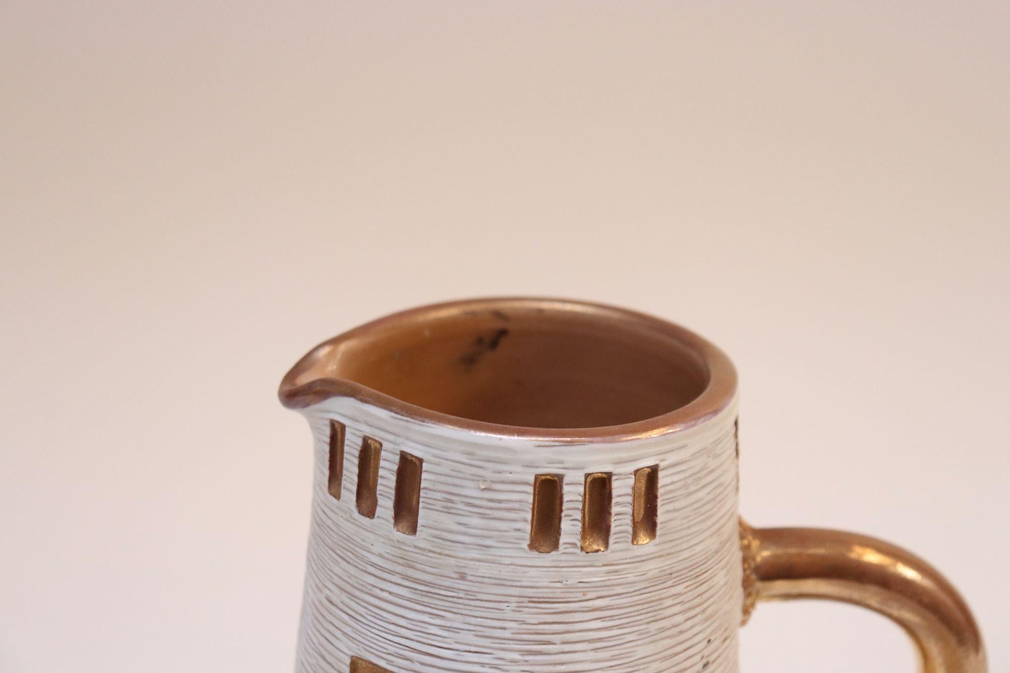 Brocca italiana in terracotta smaltata in oro con figure incise dei Fratelli Fanciullacci in vendita 8