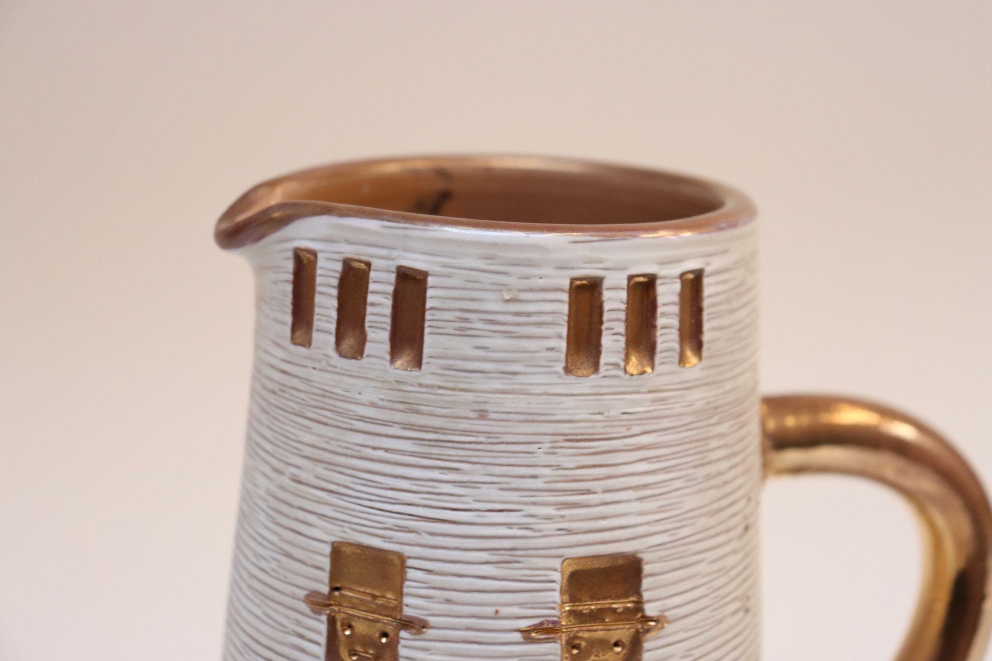 Brocca italiana in terracotta smaltata in oro con figure incise dei Fratelli Fanciullacci in vendita 9