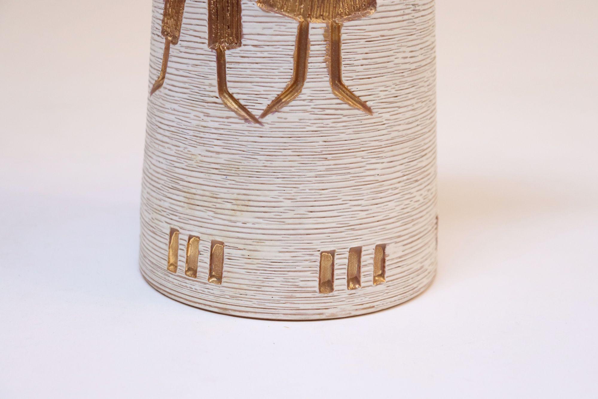 Brocca italiana in terracotta smaltata in oro con figure incise dei Fratelli Fanciullacci in vendita 10