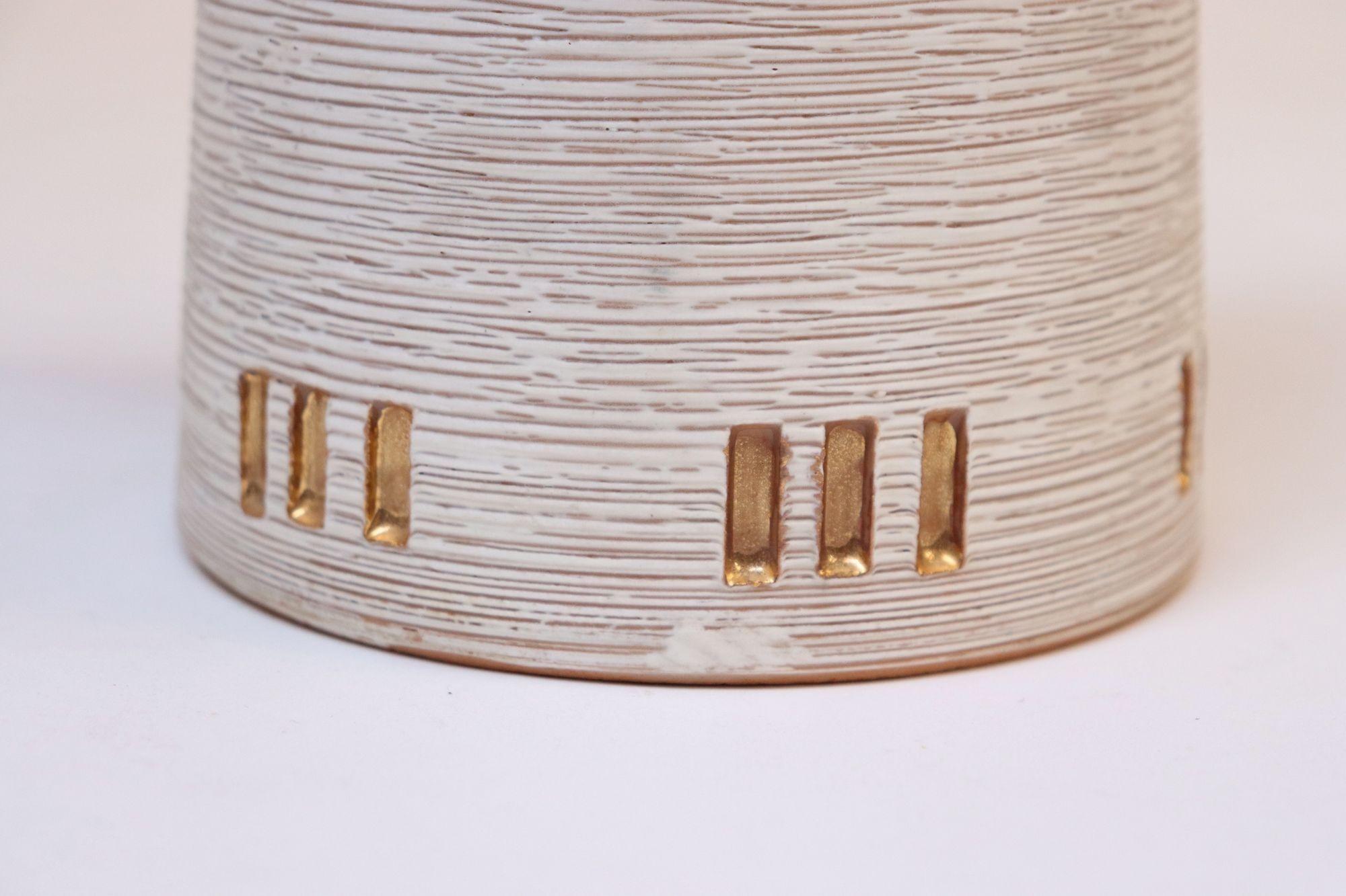 Brocca italiana in terracotta smaltata in oro con figure incise dei Fratelli Fanciullacci in vendita 3
