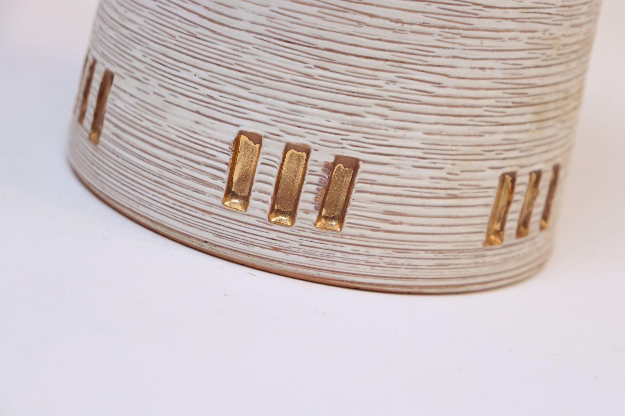 Brocca italiana in terracotta smaltata in oro con figure incise dei Fratelli Fanciullacci in vendita 11