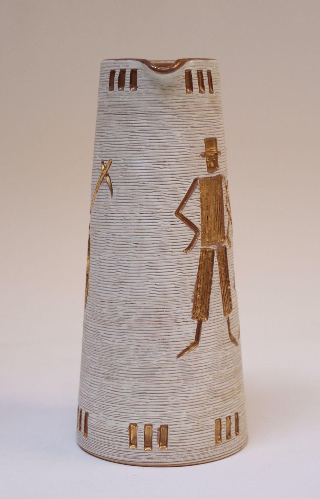 Brocca in terracotta d'epoca con disegno inciso e manico/accenti dorati dipinti a mano, disegnata dai Fratelli Fanciullacci per Elbee (ca. anni '50, Italia).
Motivo lineare sgraffito inciso con disegno figurato in oro (uomo e donna) eseguito in