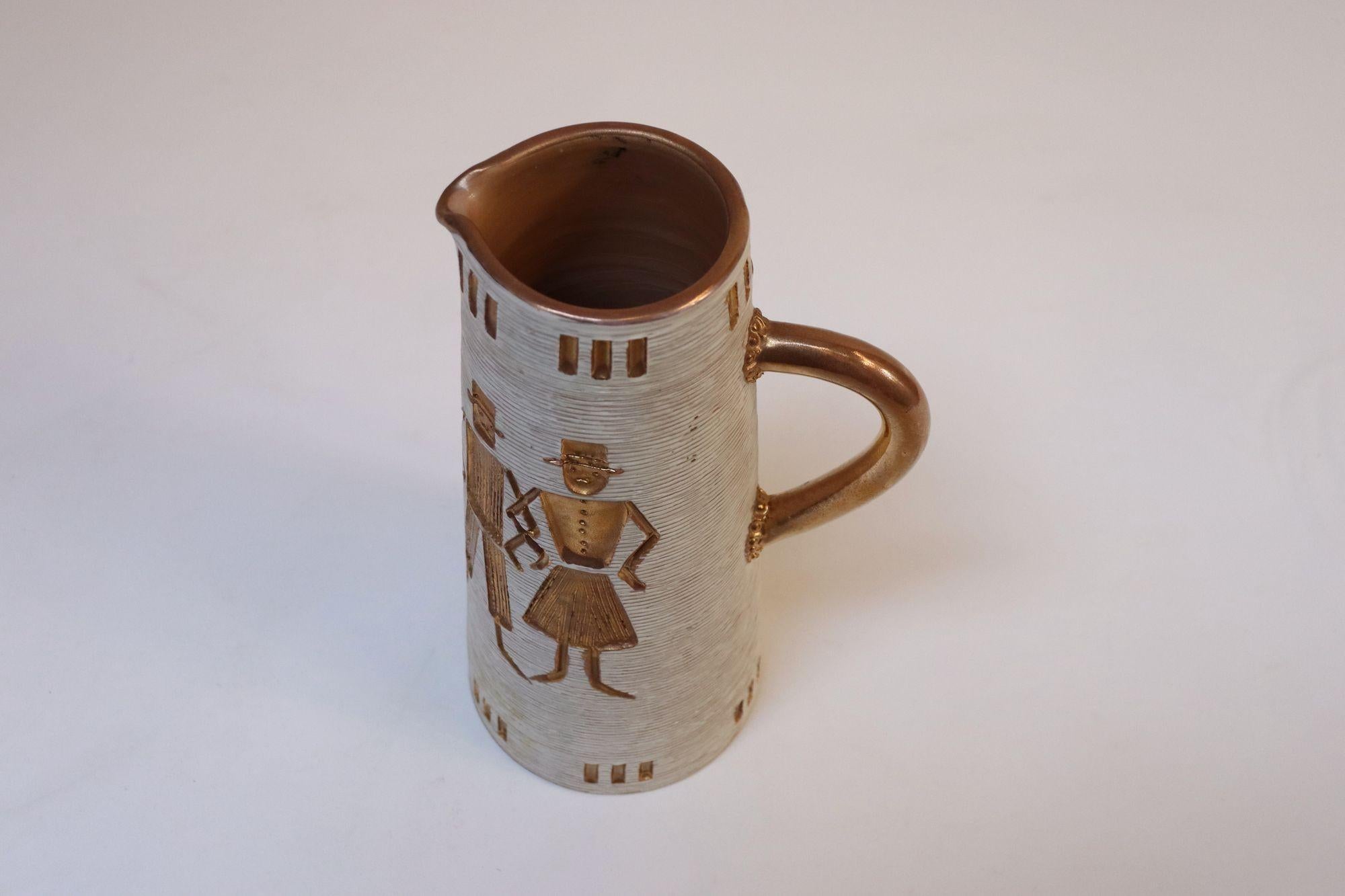 Mid-Century moderno Brocca italiana in terracotta smaltata in oro con figure incise dei Fratelli Fanciullacci in vendita
