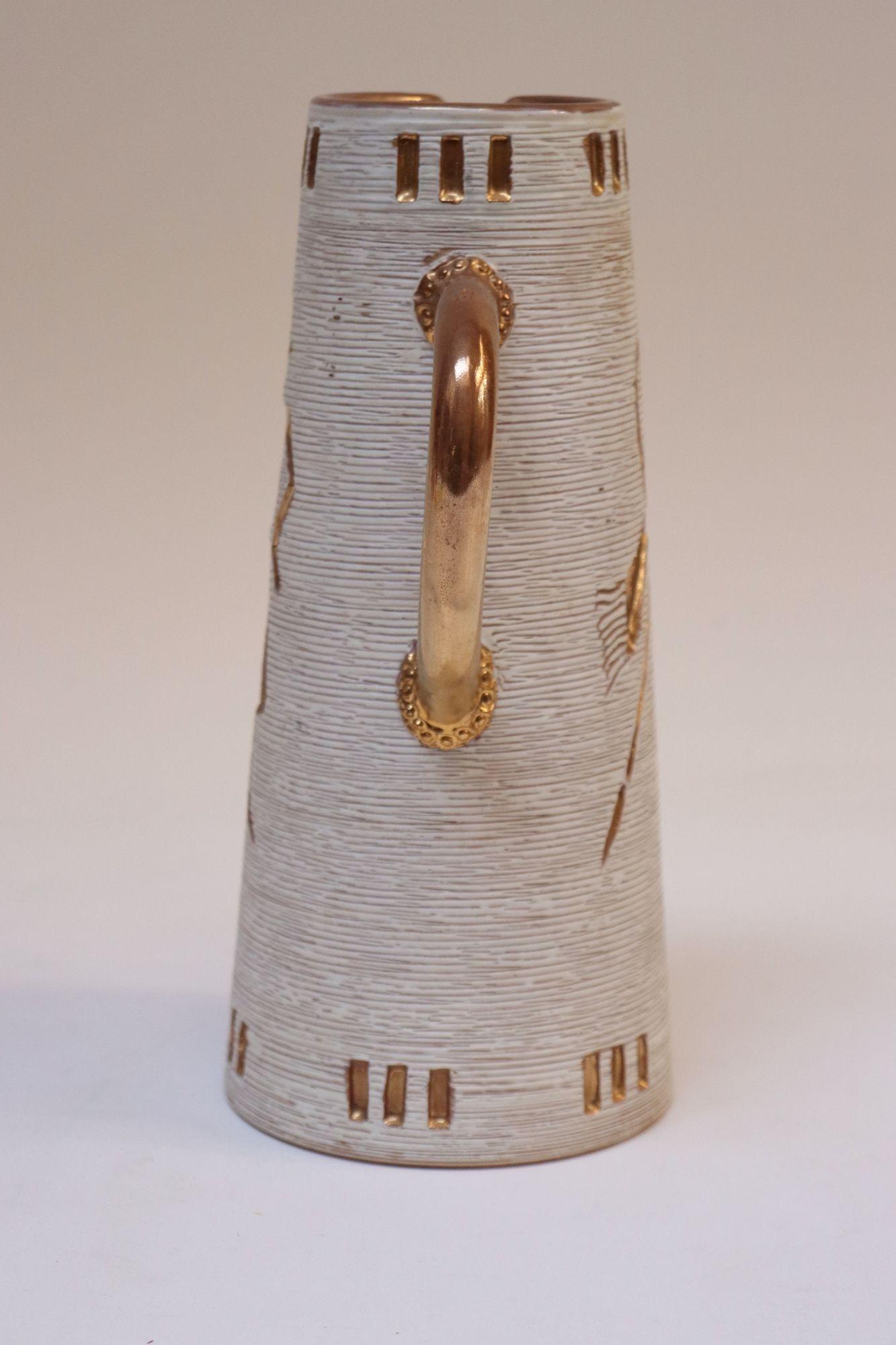 Smaltato Brocca italiana in terracotta smaltata in oro con figure incise dei Fratelli Fanciullacci in vendita