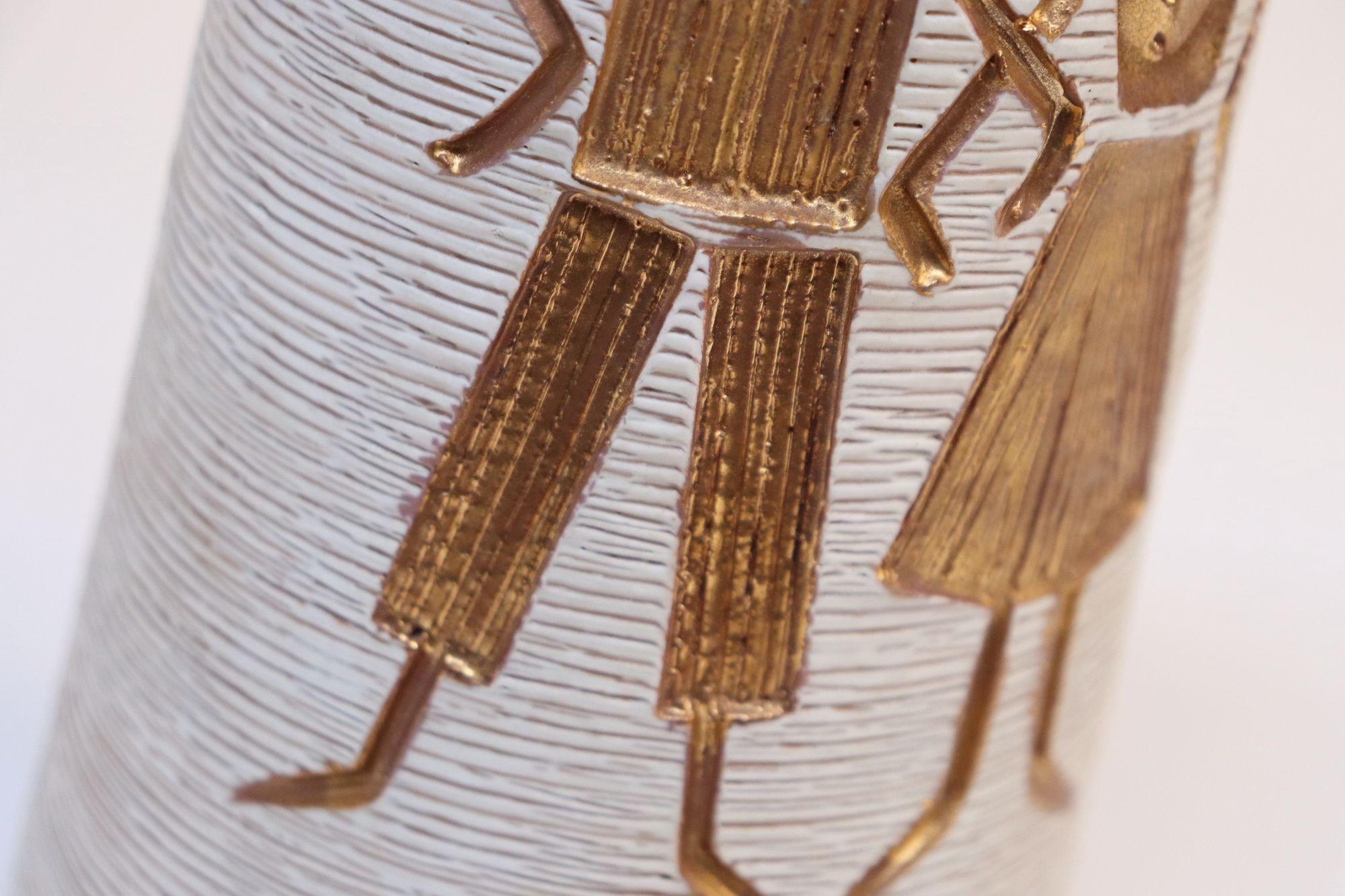 Metà XX secolo Brocca italiana in terracotta smaltata in oro con figure incise dei Fratelli Fanciullacci in vendita