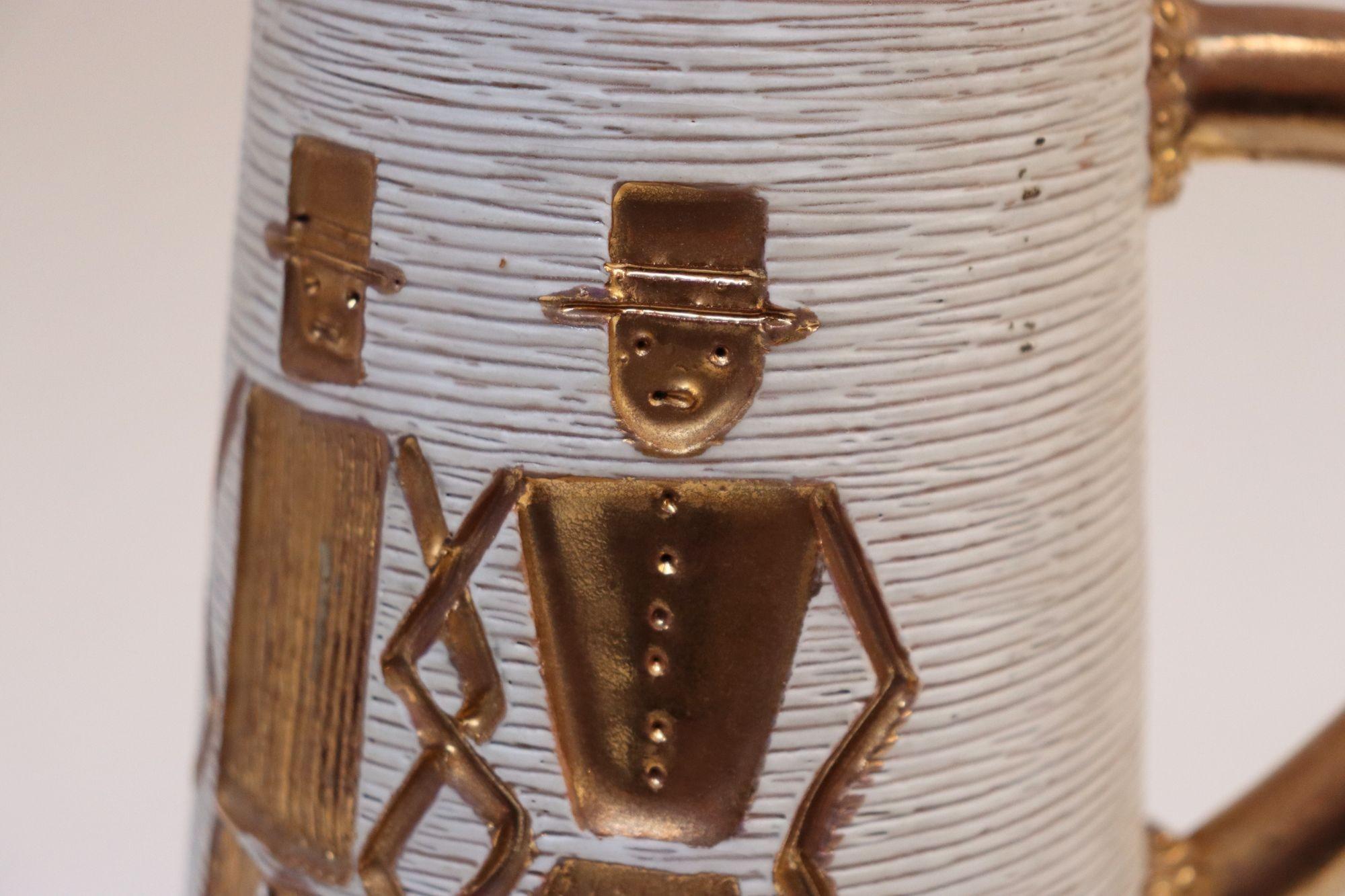 Terracotta Brocca italiana in terracotta smaltata in oro con figure incise dei Fratelli Fanciullacci in vendita
