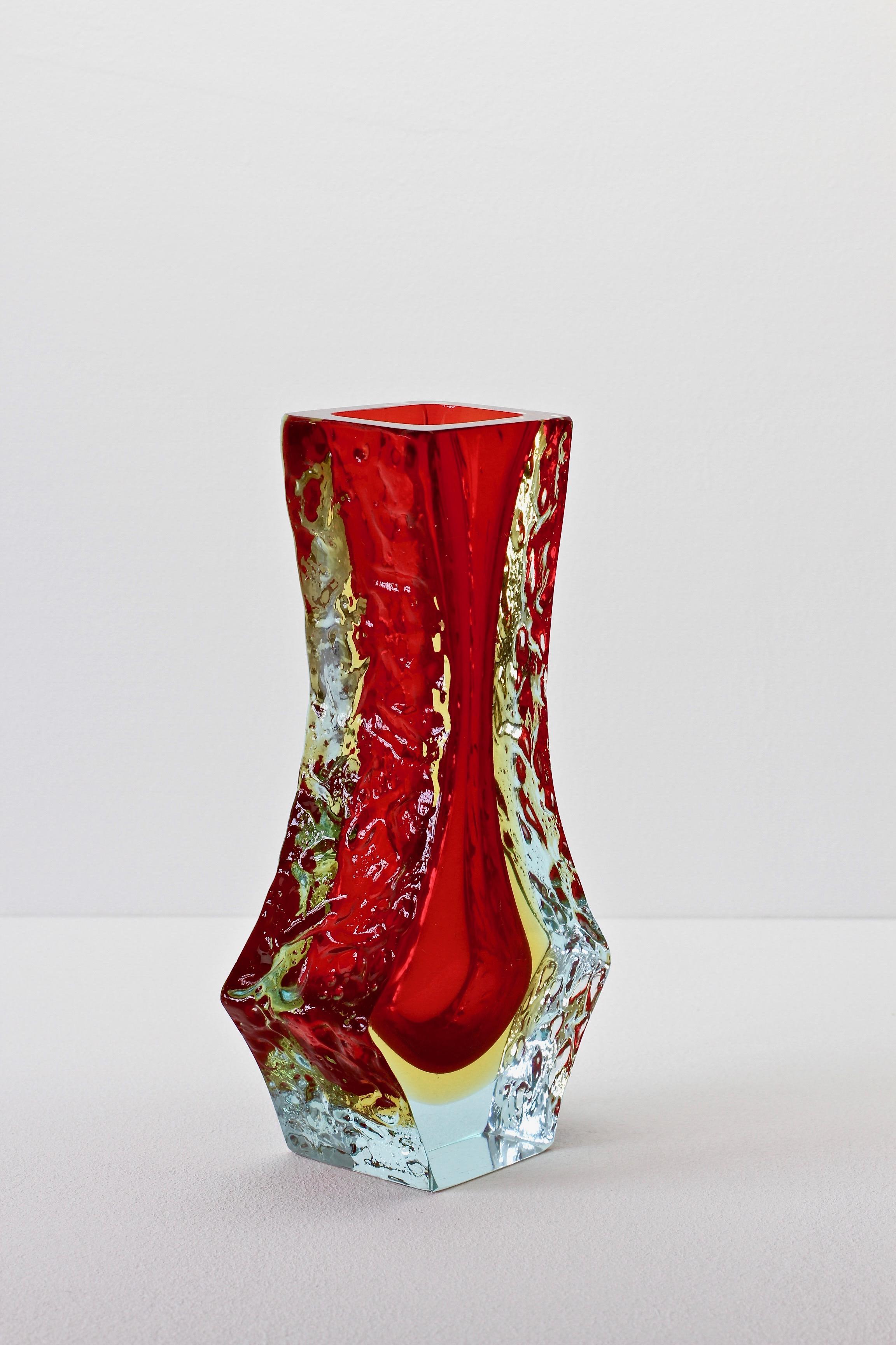 Italian Textured Faceted Murano 'Sommerso' Glass Vase Attributed to Mandruzzato In Good Condition In Landau an der Isar, Bayern