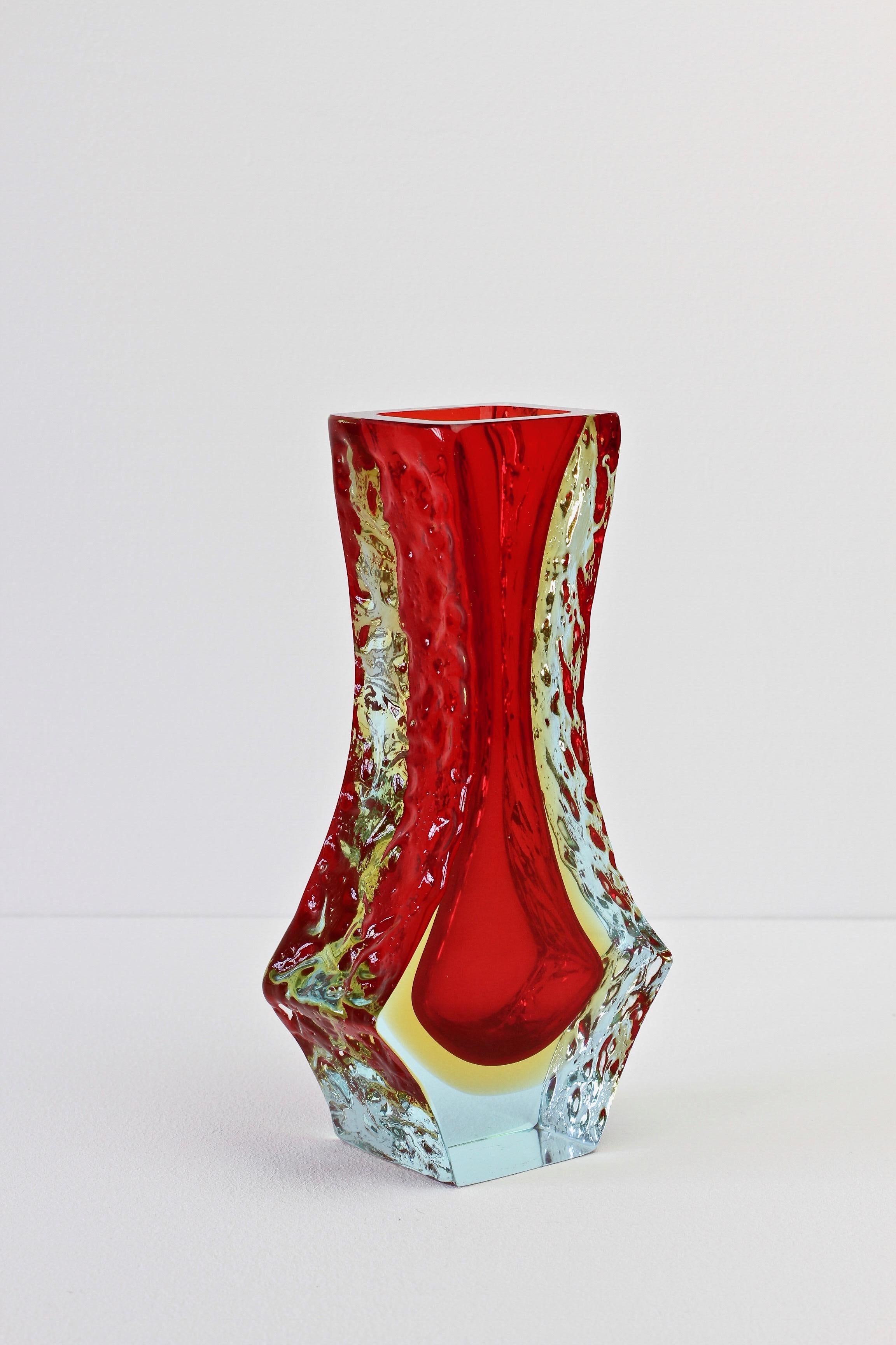 Italian Textured Faceted Murano 'Sommerso' Glass Vase Attributed to Mandruzzato 2