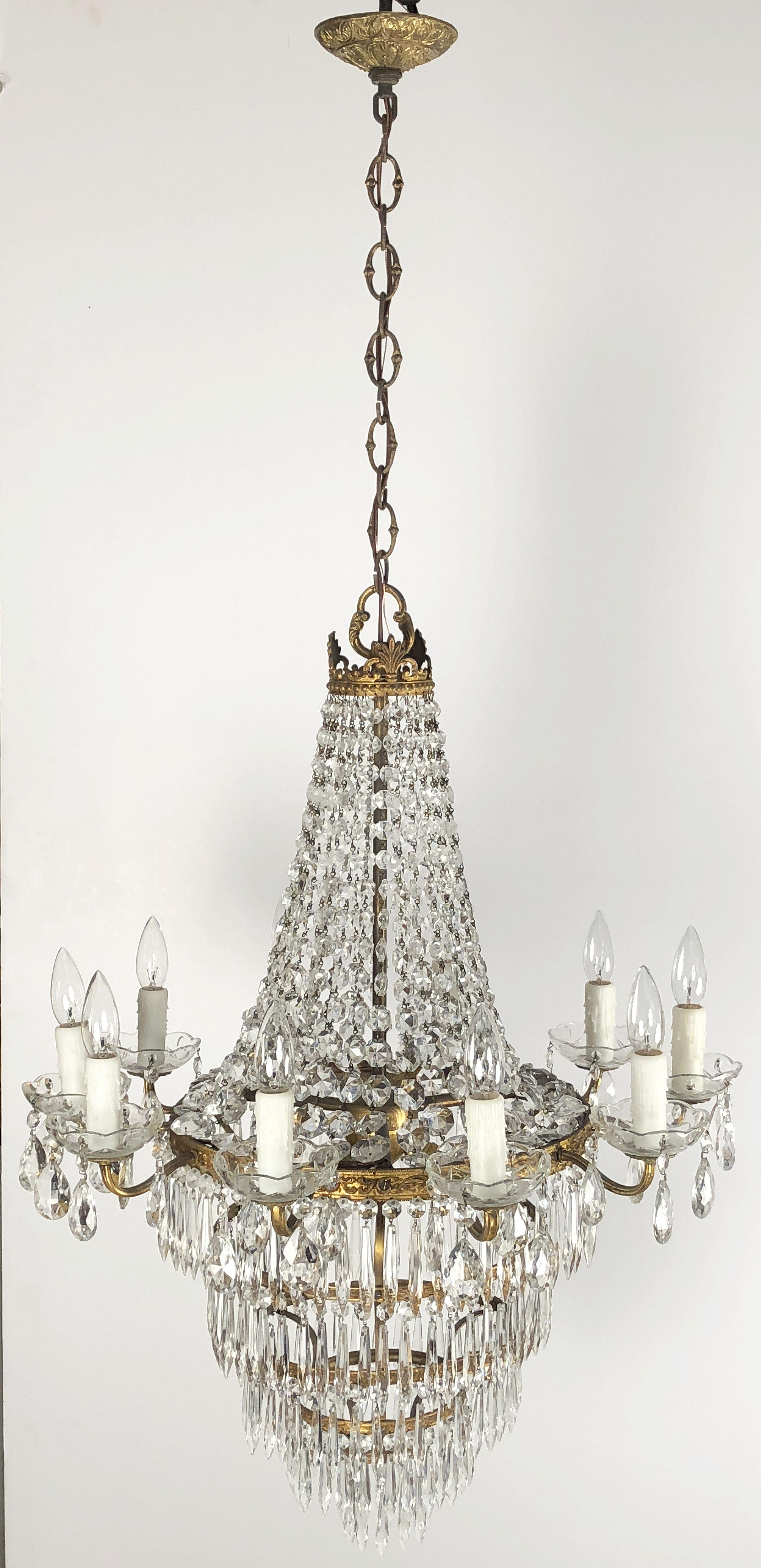 Doré Lustre italien à dix-huit lumières en cristal en forme de goutte, style Empire en vente