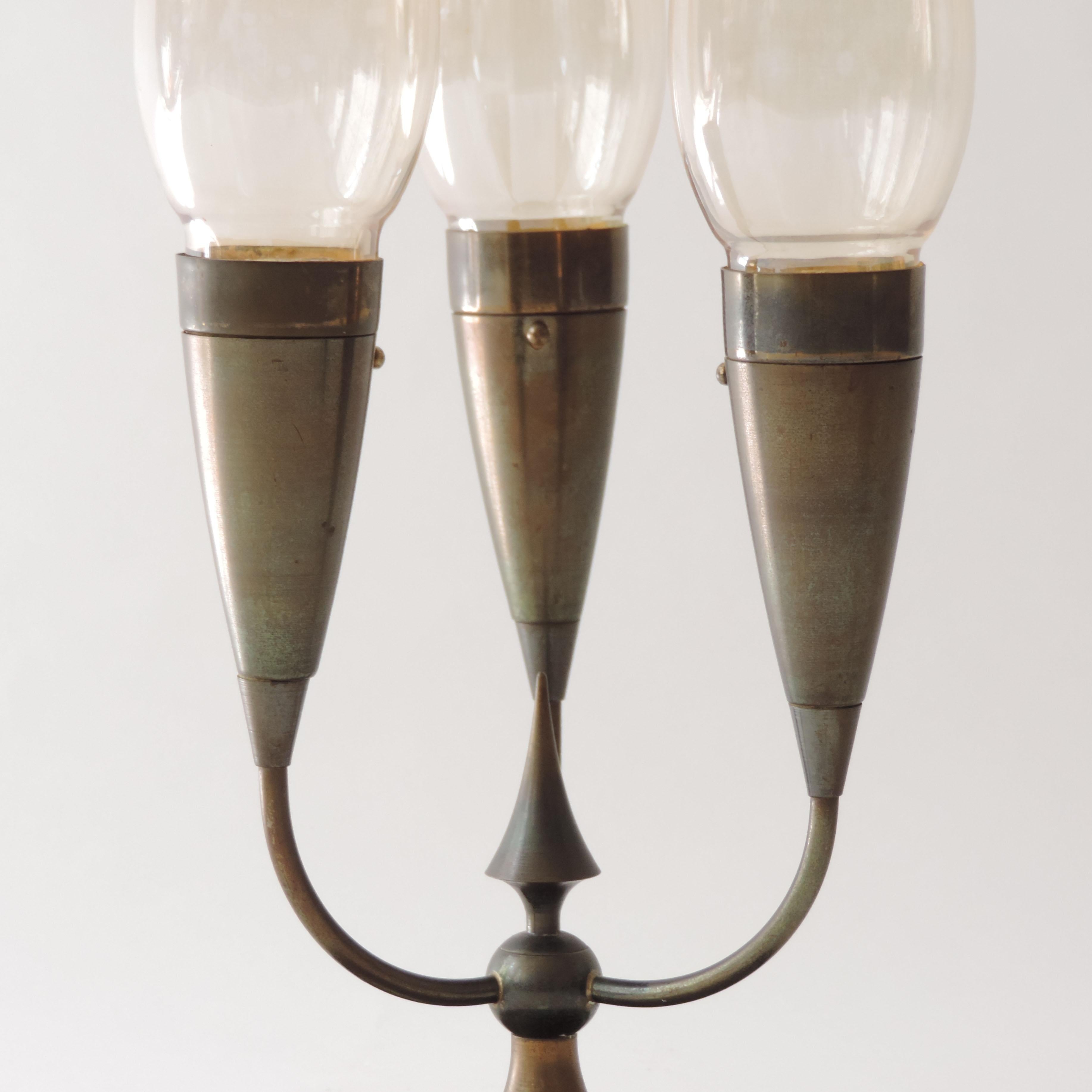 Mid-Century moderno Lampada da tavolo italiana a tre luci in ottone e vetro, Italia, anni '40 in vendita