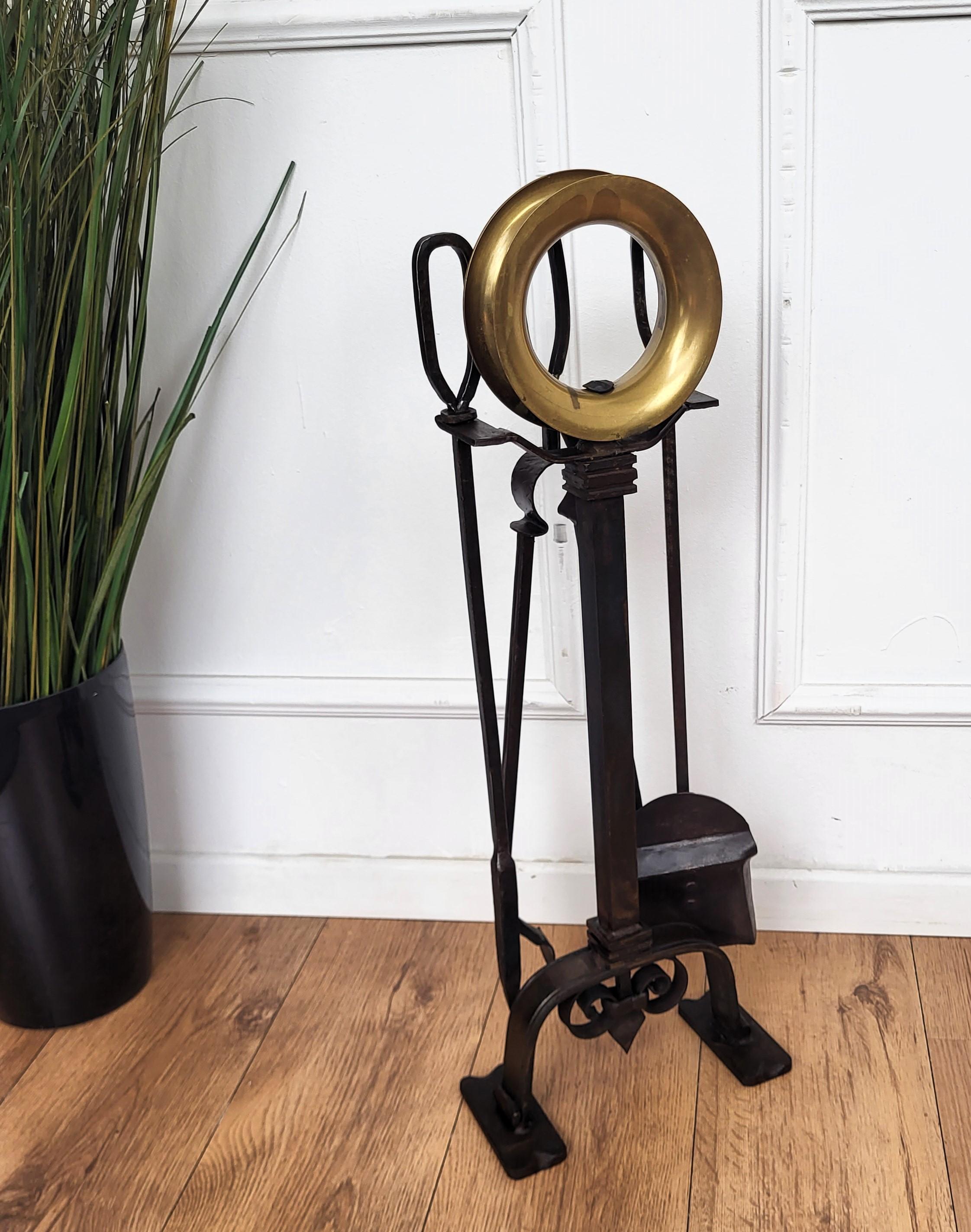 Italian Three-Piece Brass Vintage Fireplace Fire Tool Set with Stand In Good Condition For Sale In Carimate, Como
