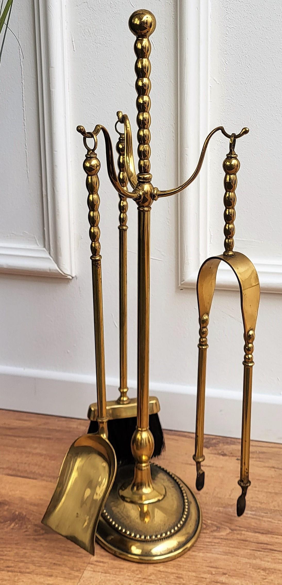 Italian Three-Pieces Brass Vintage Fireplace Fire Tool Set with Stand In Good Condition In Carimate, Como