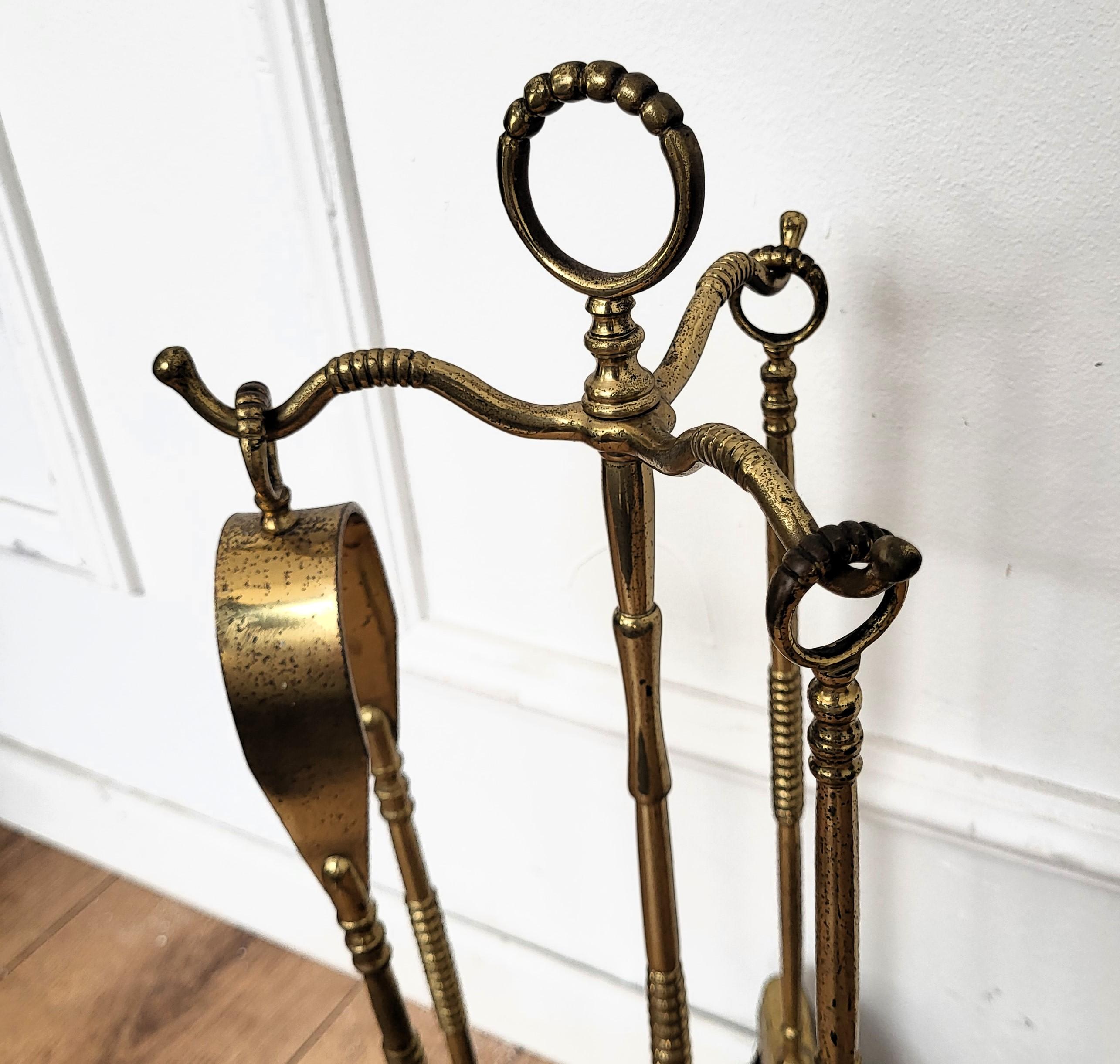 Set d'outils de cheminée italien en laiton, trois pièces, avec Stand Bon état - En vente à Carimate, Como