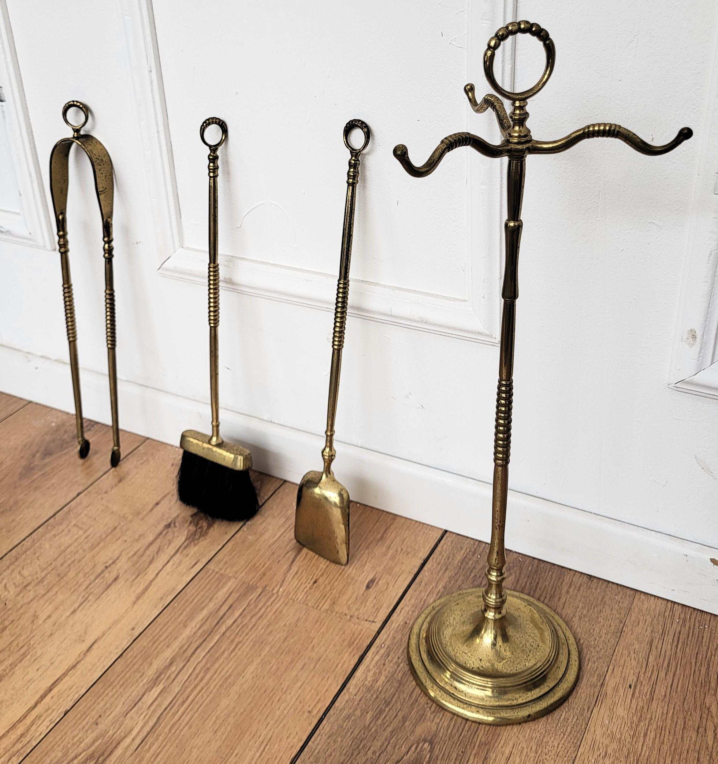 20ième siècle Set d'outils de cheminée italien en laiton, trois pièces, avec Stand en vente