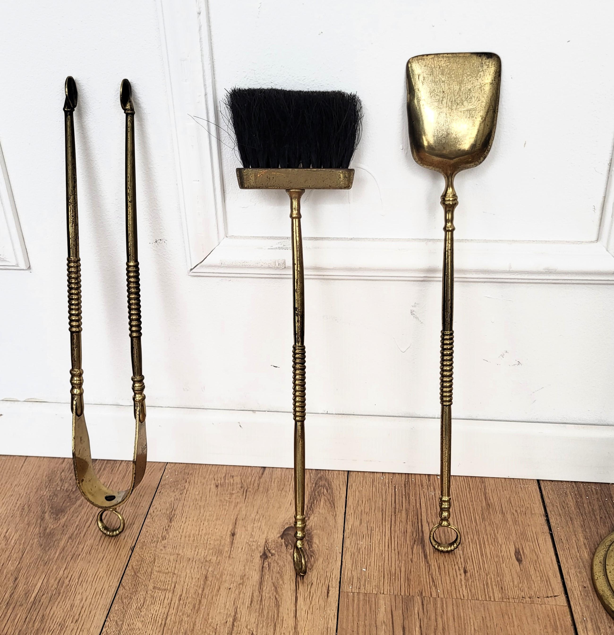 Laiton Set d'outils de cheminée italien en laiton, trois pièces, avec Stand en vente