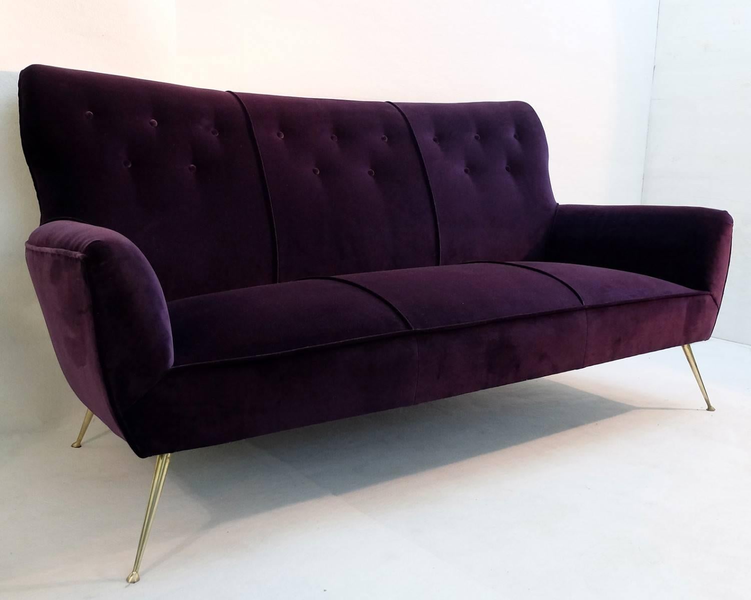 Italian Three-Seat Aubergine Velvet Sofa with Brass Feet, 1950s In Good Condition In Brussels, BE