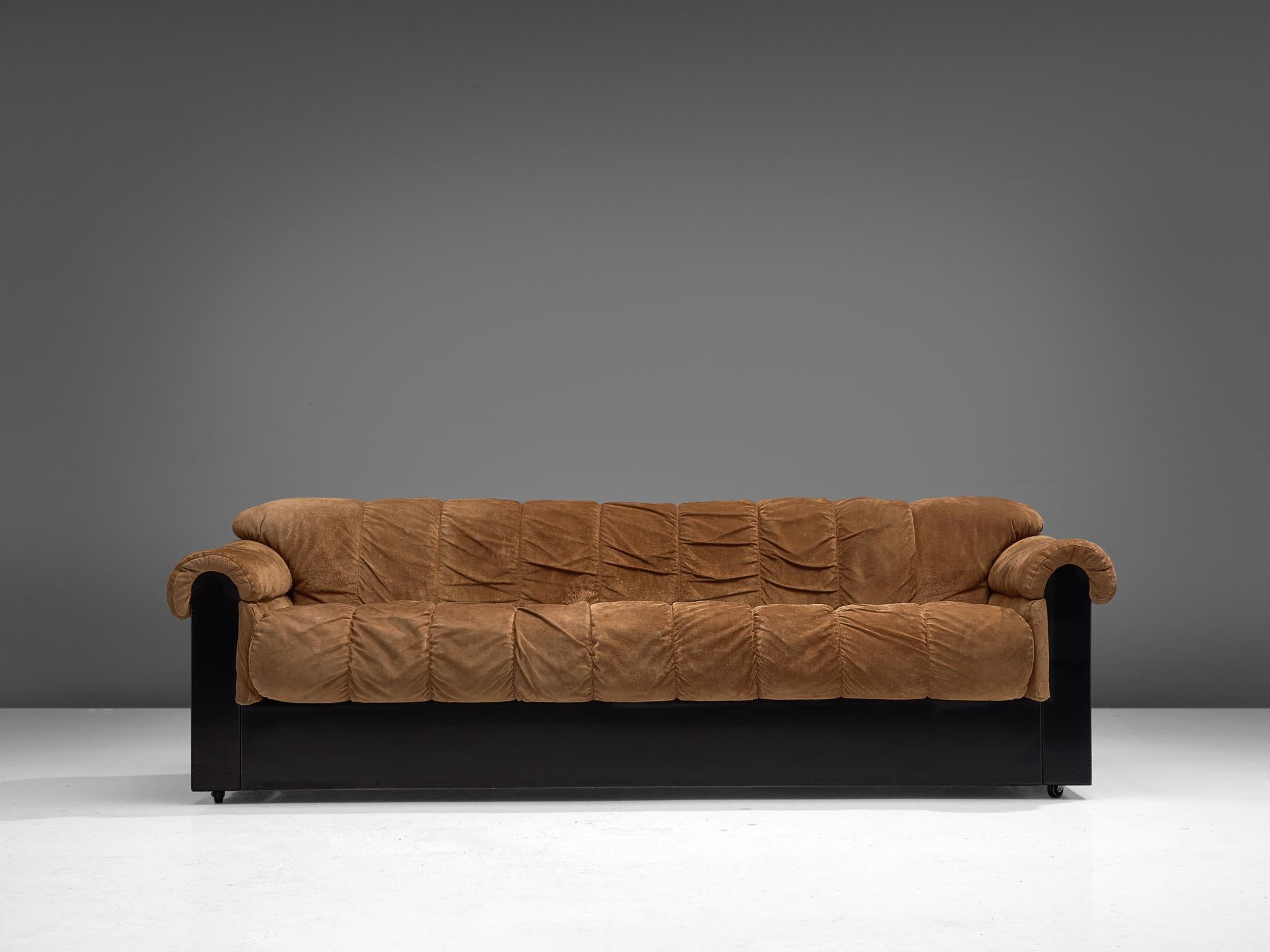 Lorenzo Forges Davanzati for The Pace Collection, sofa, model 'Bounty', alcantara, lacquered polyester, United States, 1980s.

Bulky and sturdy sofa by Italian designer Lorenzo Davanzati and manufactured by the American company The Pace Collection