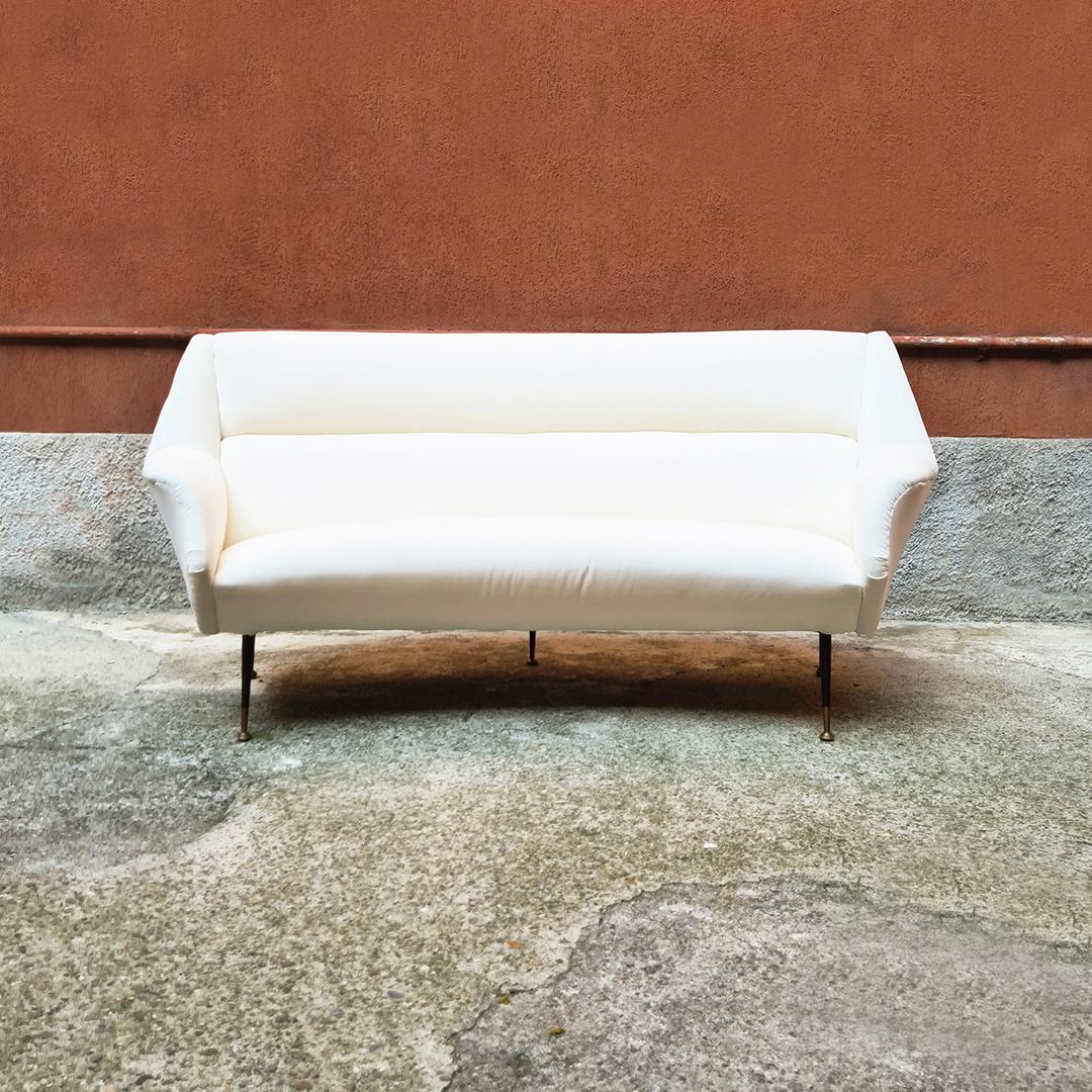 Italian three seat white velvet curved sofa with metal leg and brass tips, 1950s
Three seats curved sofa from 1950s, with metal leg and brass tips and covered in white velvet.
Padded and reupholstered, excellent condition.
194x94x90h cm
