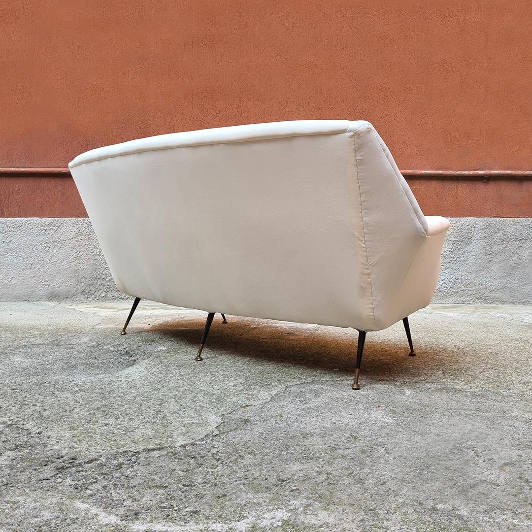 Italian three seat white velvet curved sofa with metal leg and brass tips, 1950s In Good Condition In MIlano, IT