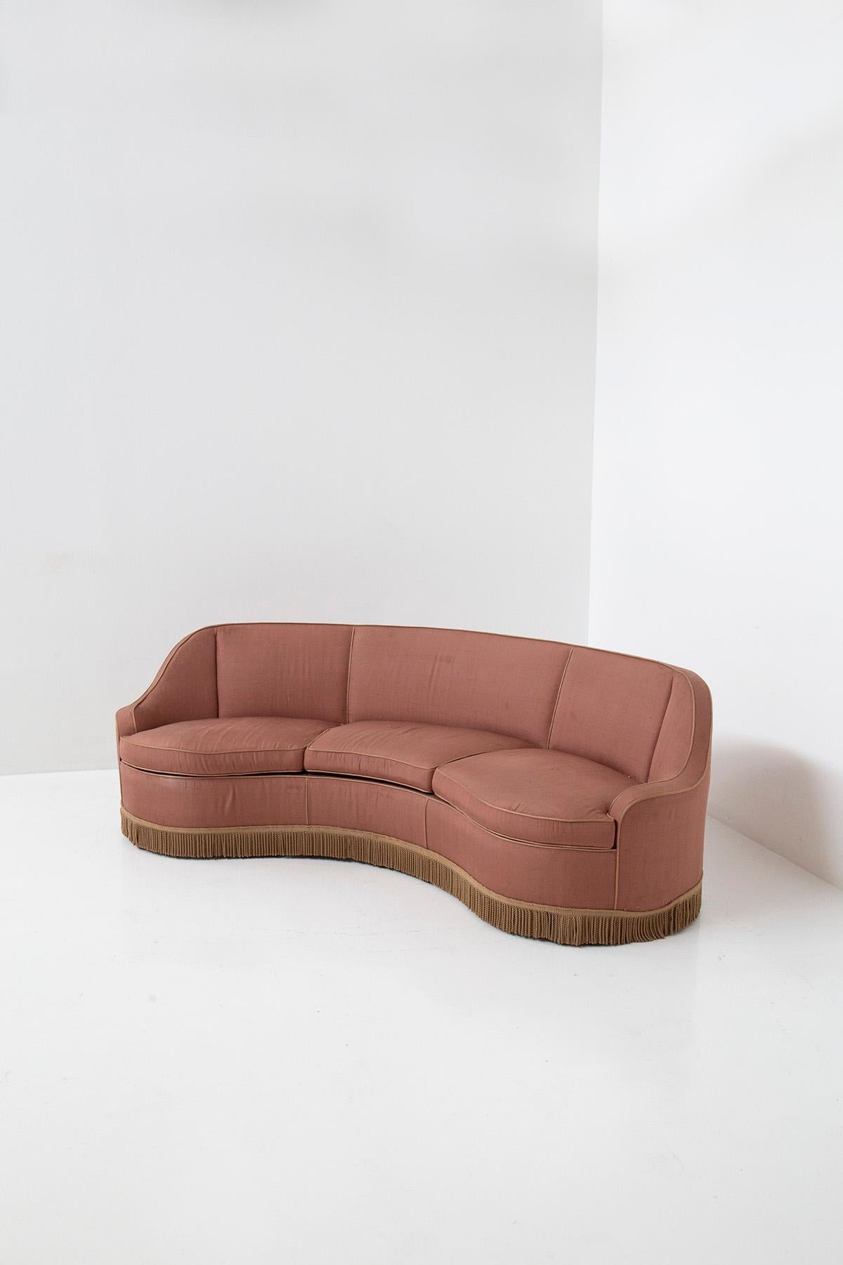 Mid-Century Modern Italian three-seater sofa in pink fabric attributed to Gio Ponti