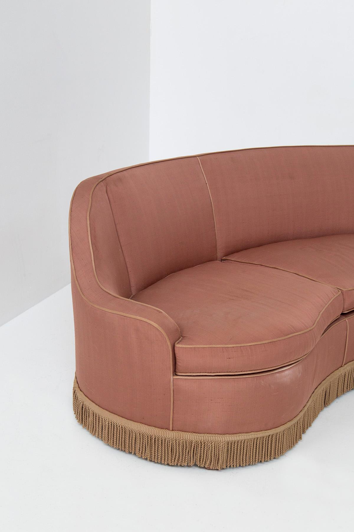 Italian three-seater sofa in pink fabric attributed to Gio Ponti In Good Condition In Milano, IT