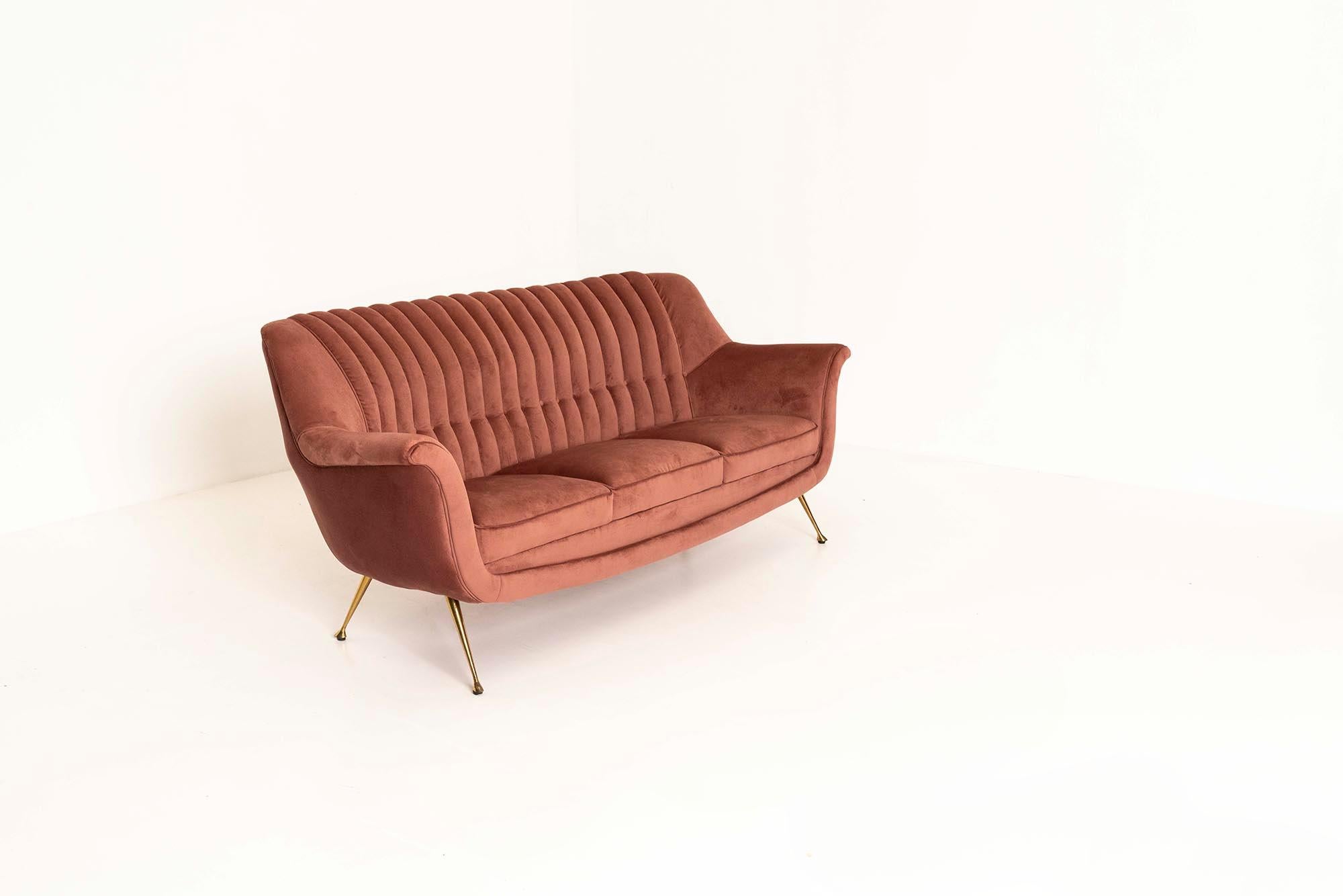 Italienisches Dreisitzer-Sofa aus rosa Samt und Messing, 1950er Jahre (Moderne der Mitte des Jahrhunderts) im Angebot