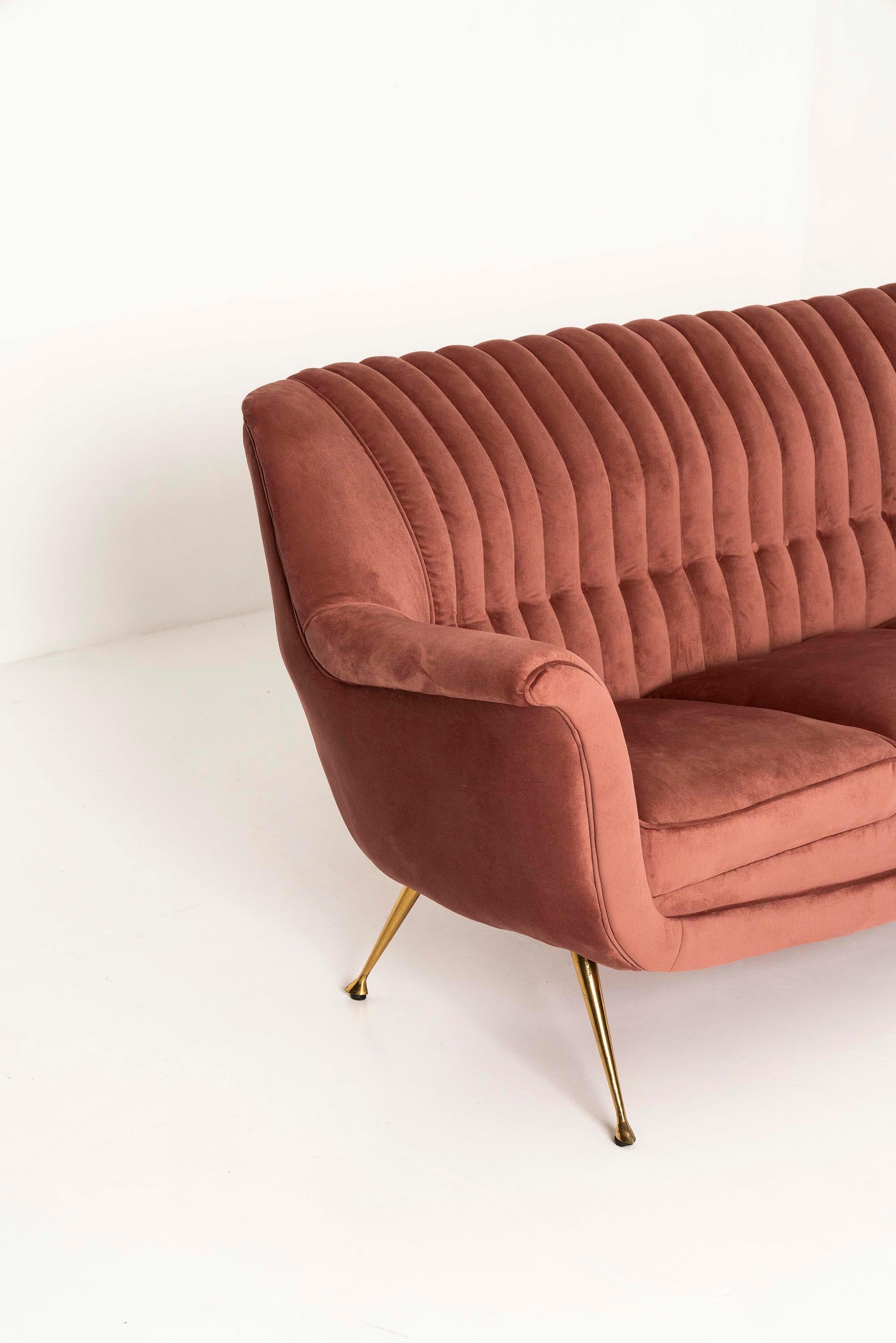 Italienisches Dreisitzer-Sofa aus rosa Samt und Messing, 1950er Jahre (Mitte des 20. Jahrhunderts) im Angebot