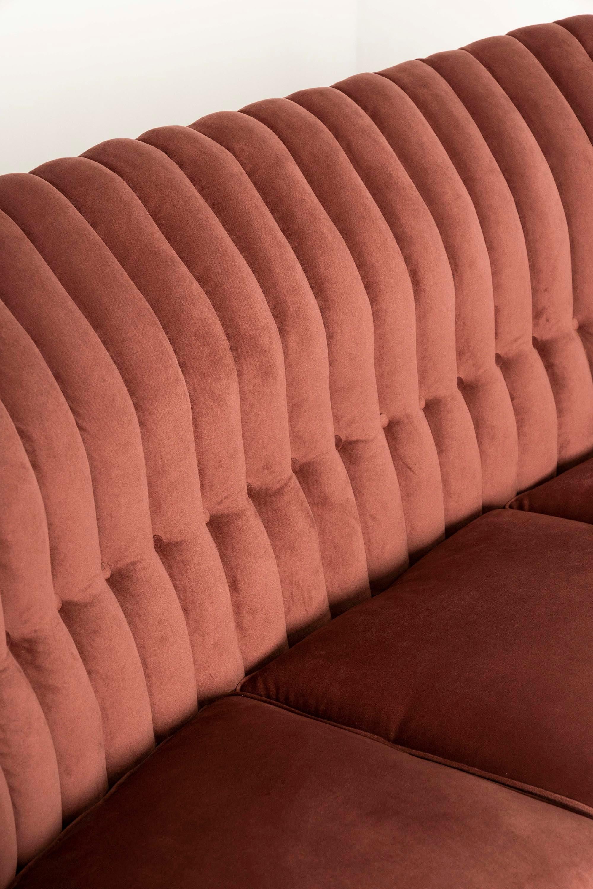 Italienisches Dreisitzer-Sofa aus rosa Samt und Messing, 1950er Jahre im Angebot 3
