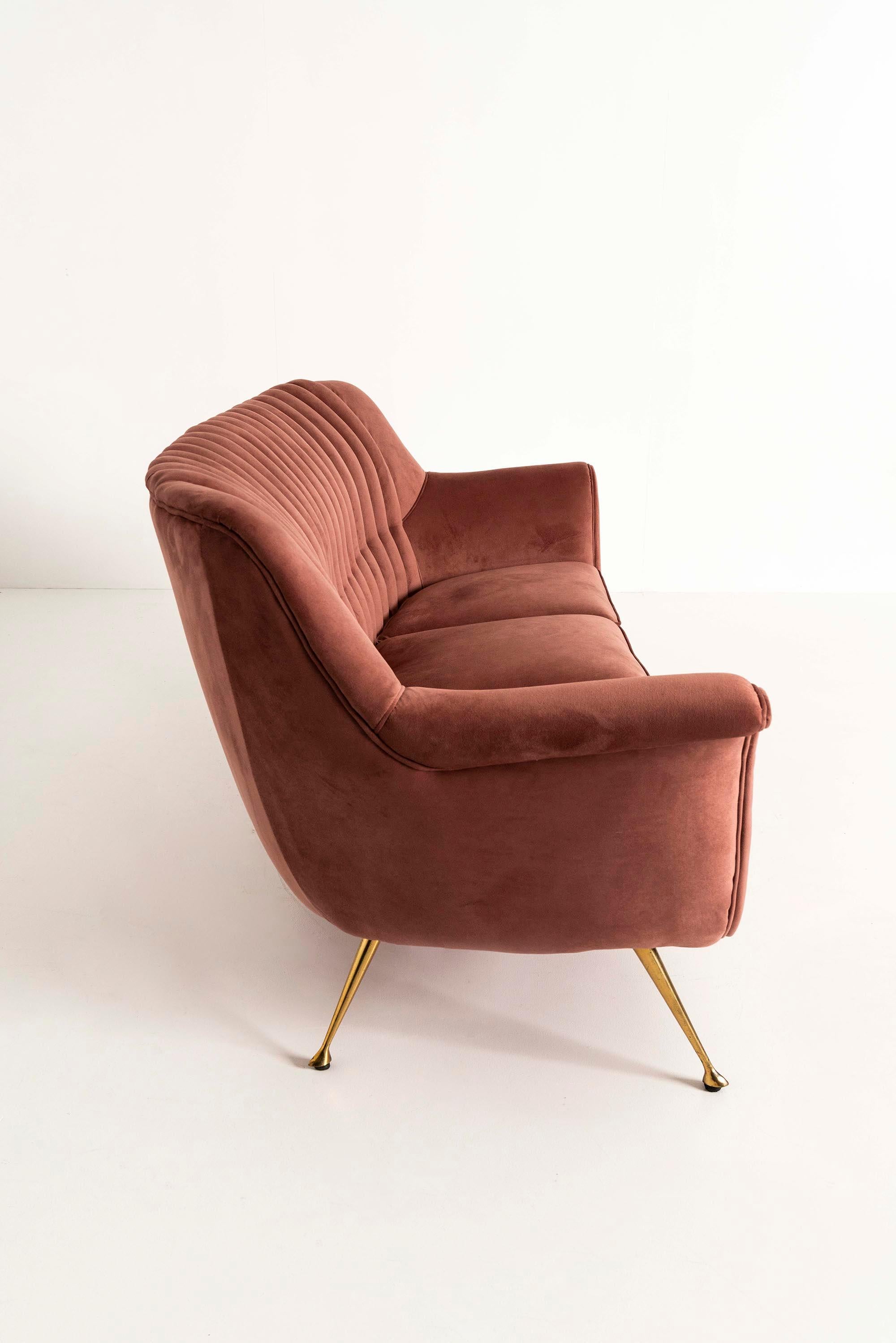 Italienisches Dreisitzer-Sofa aus rosa Samt und Messing, 1950er Jahre im Angebot 4