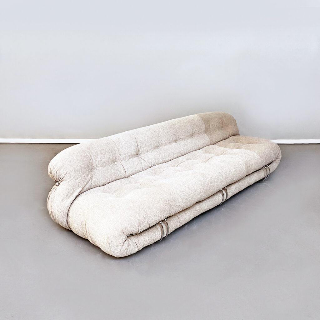 Italian three-seater sofa mod. Soriana by afra & tobia scarpa for Cassina, 1970s
Fabulous and very fashionable three-seater sofa Soriana model with padding contained by elements in chromed steel rod and upholstery in white bouclé tending to beige.