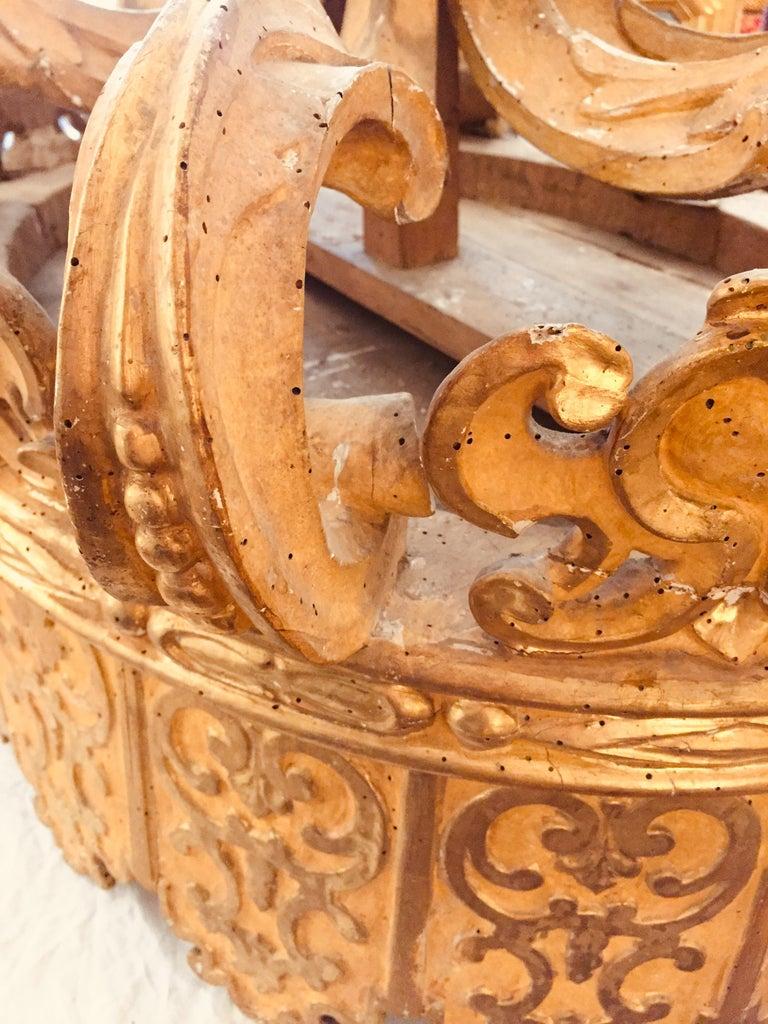 Italian Throne Corona Early 18th Century Louis XIV Gilt Wood Crown Bed Canape 6